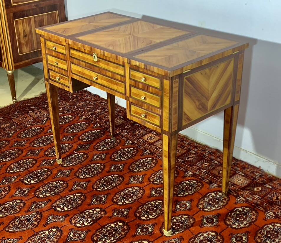 Louis XVI dressing table, rosewood and violet wood marquetry