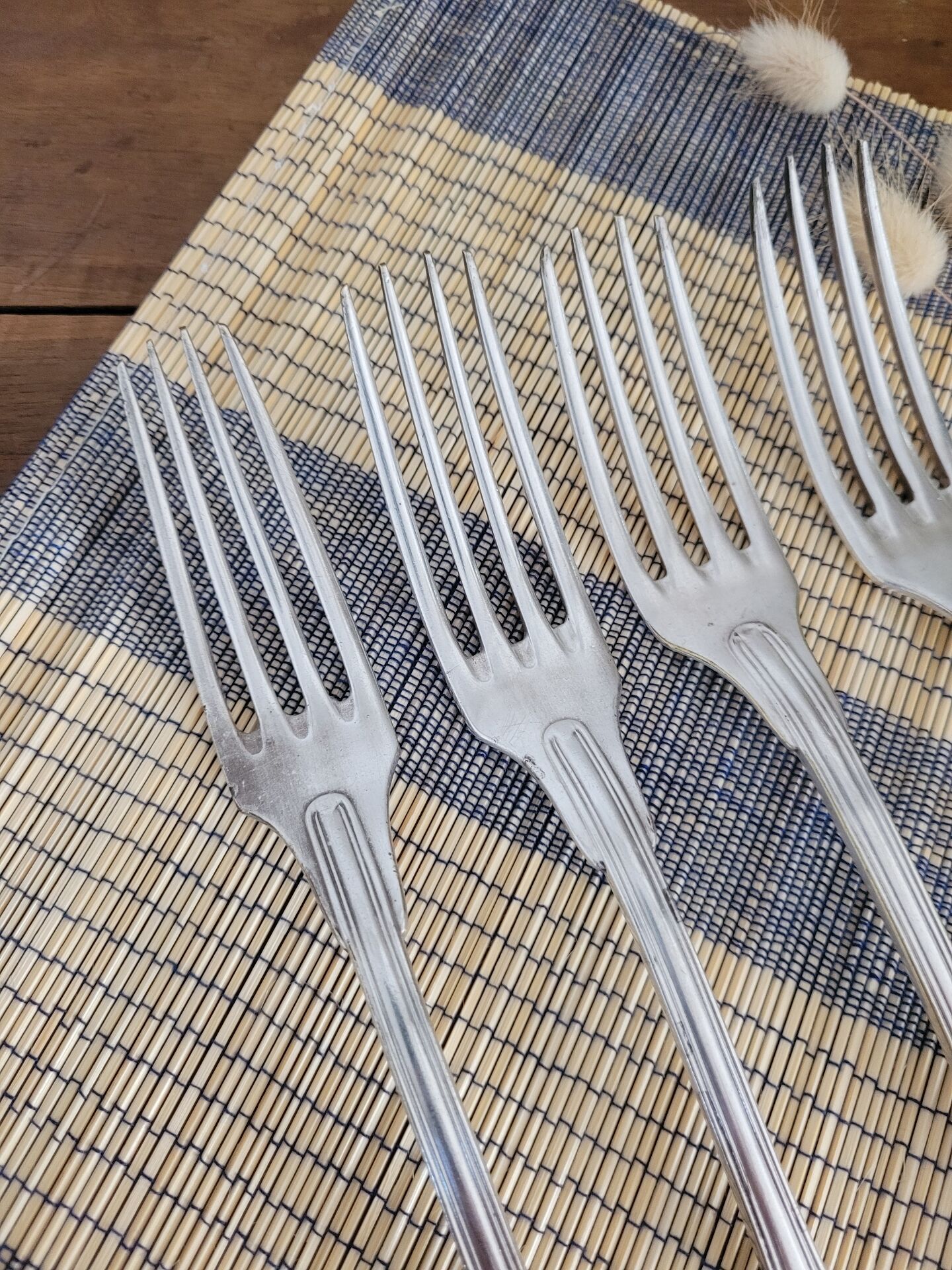 Set of 4 decorative forks with a rim