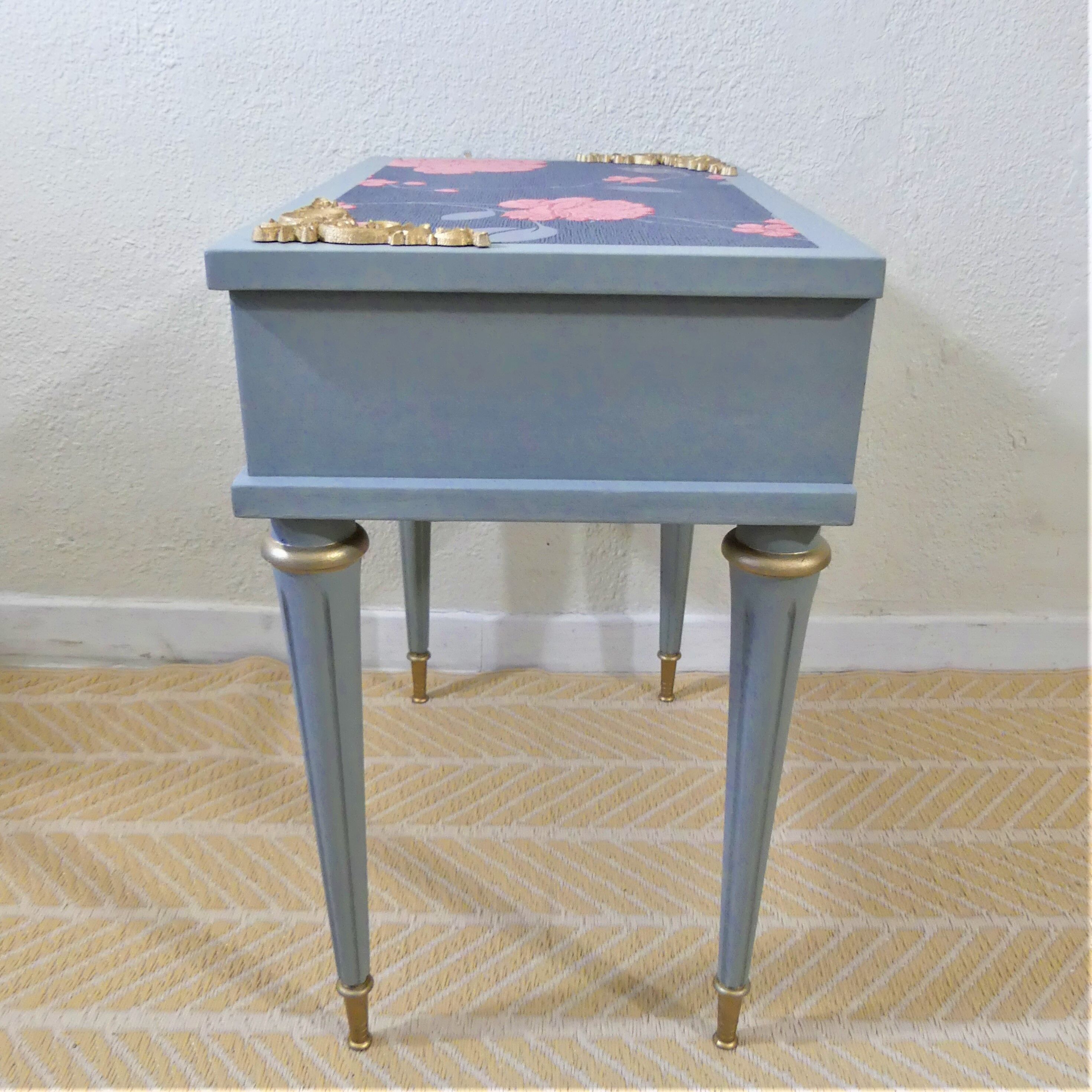 Bedside table with fluted spindle legs