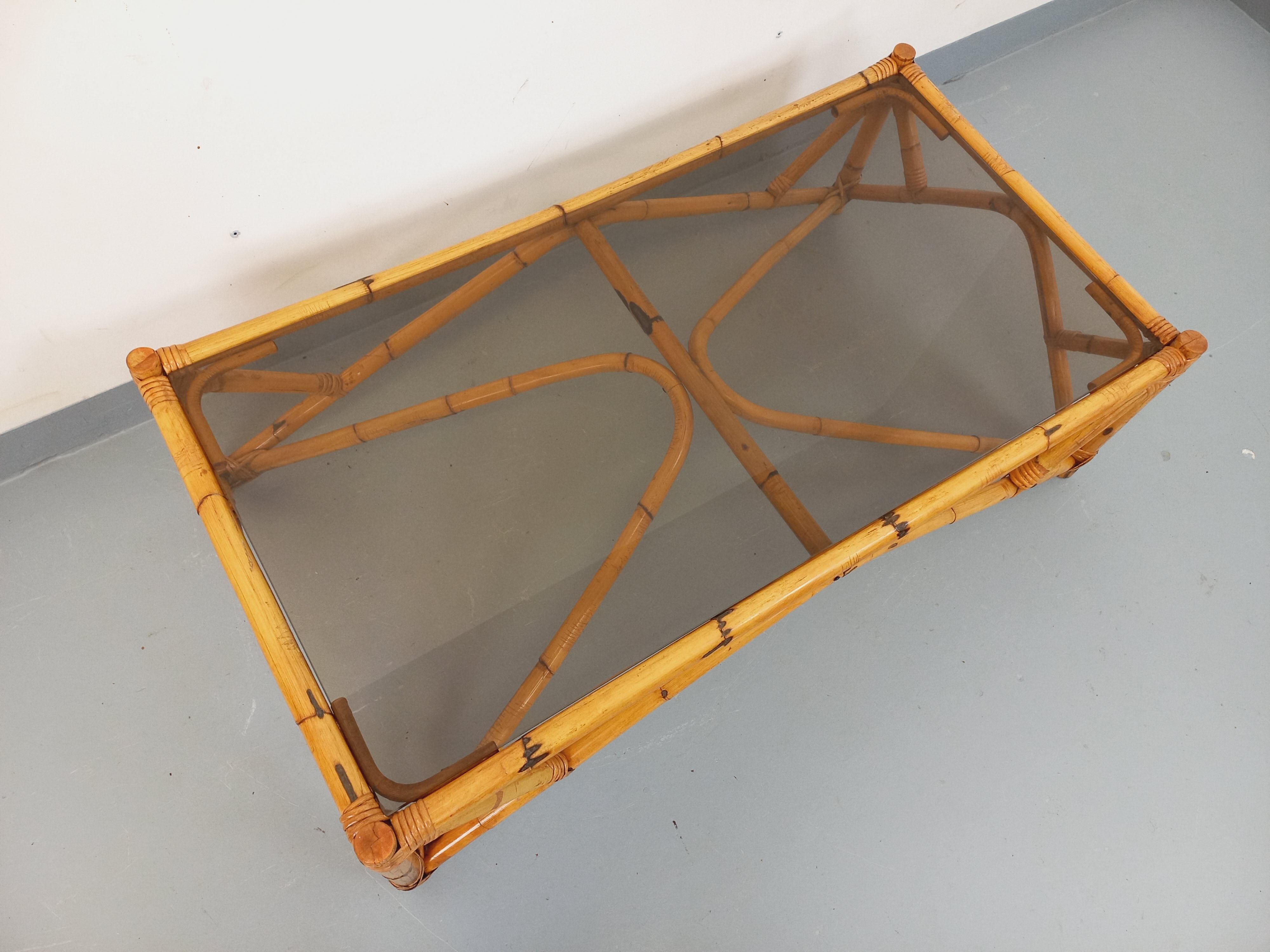 Vintage rectangular coffee table in rattan and smoked glass from the 1970s.