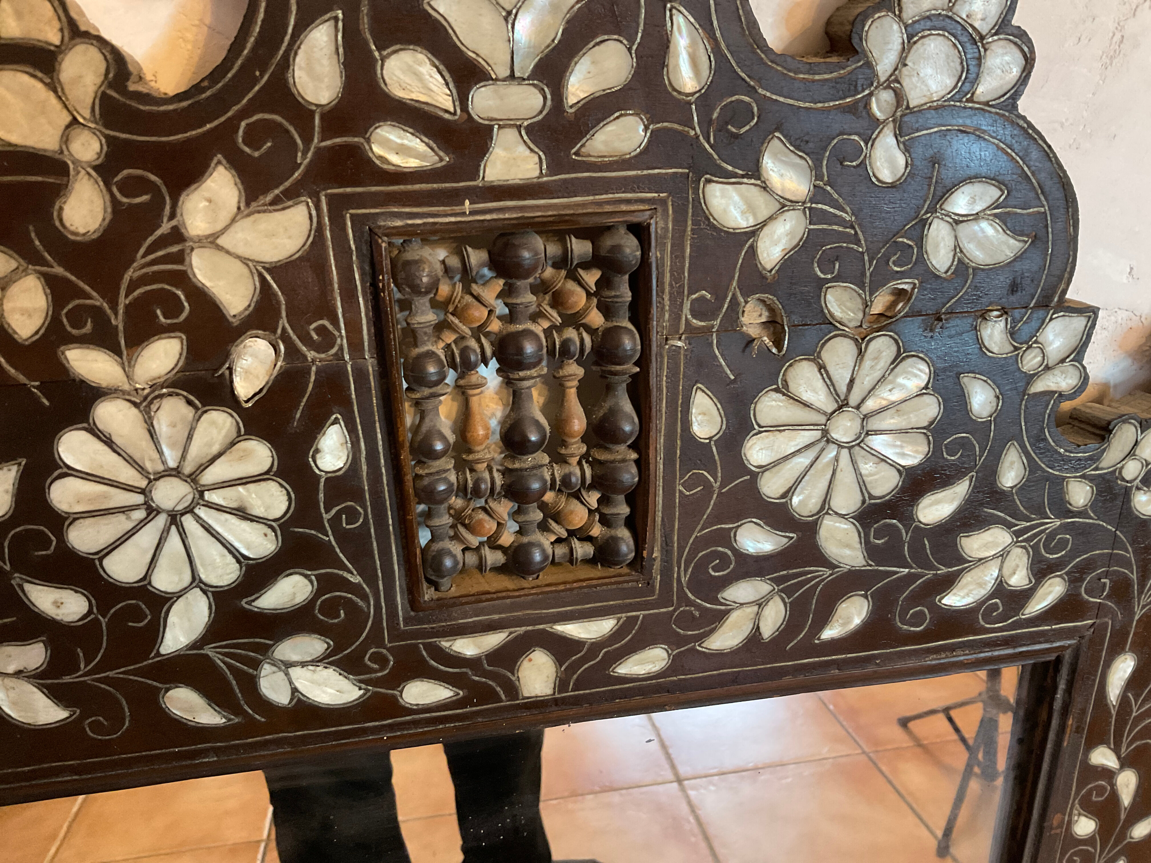 Syrian ottoman mirror in wood inlaid with mother-of-pearl called goldfisch