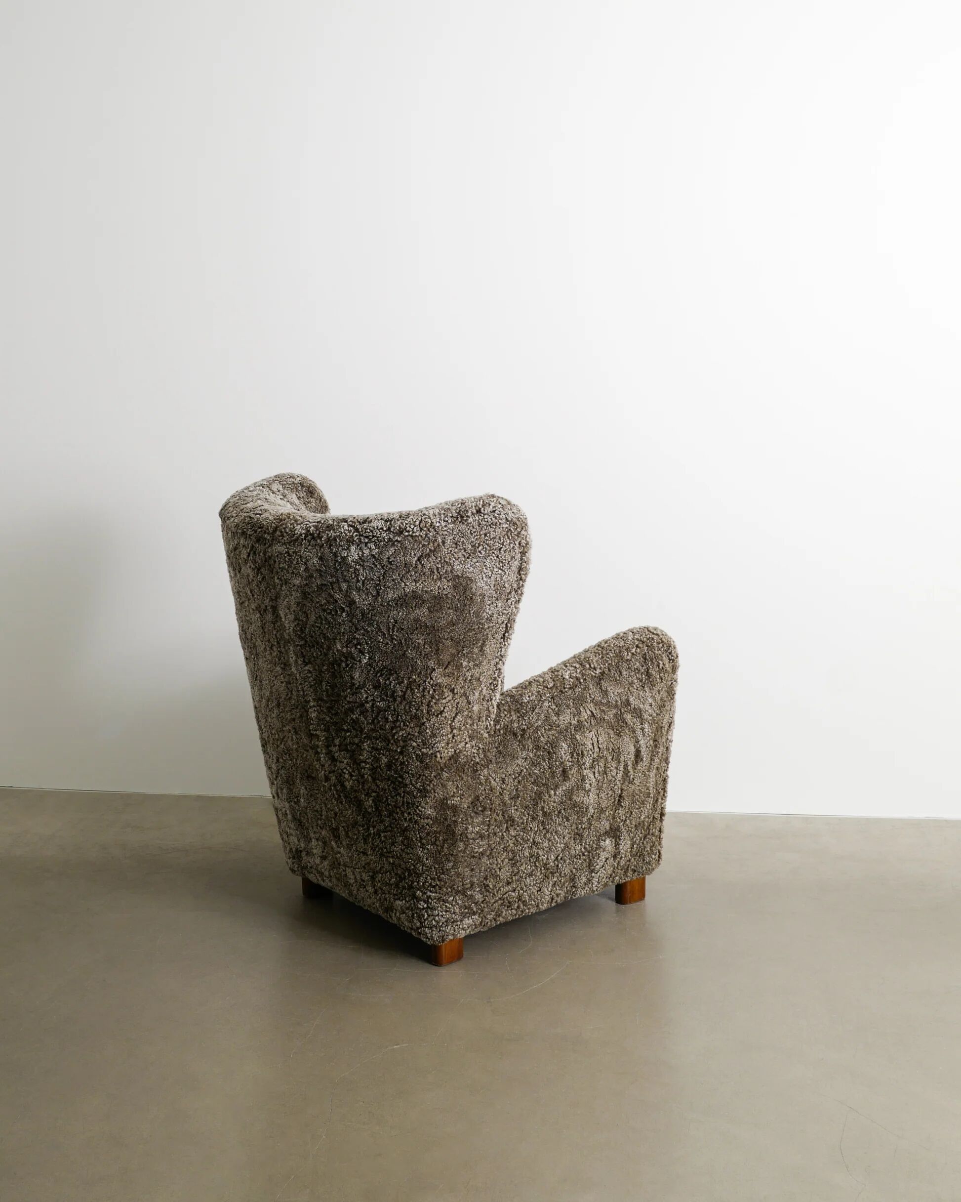 Fauteuil en peau de mouton danois du milieu du siècle par Fritz Hansen, années 1940.