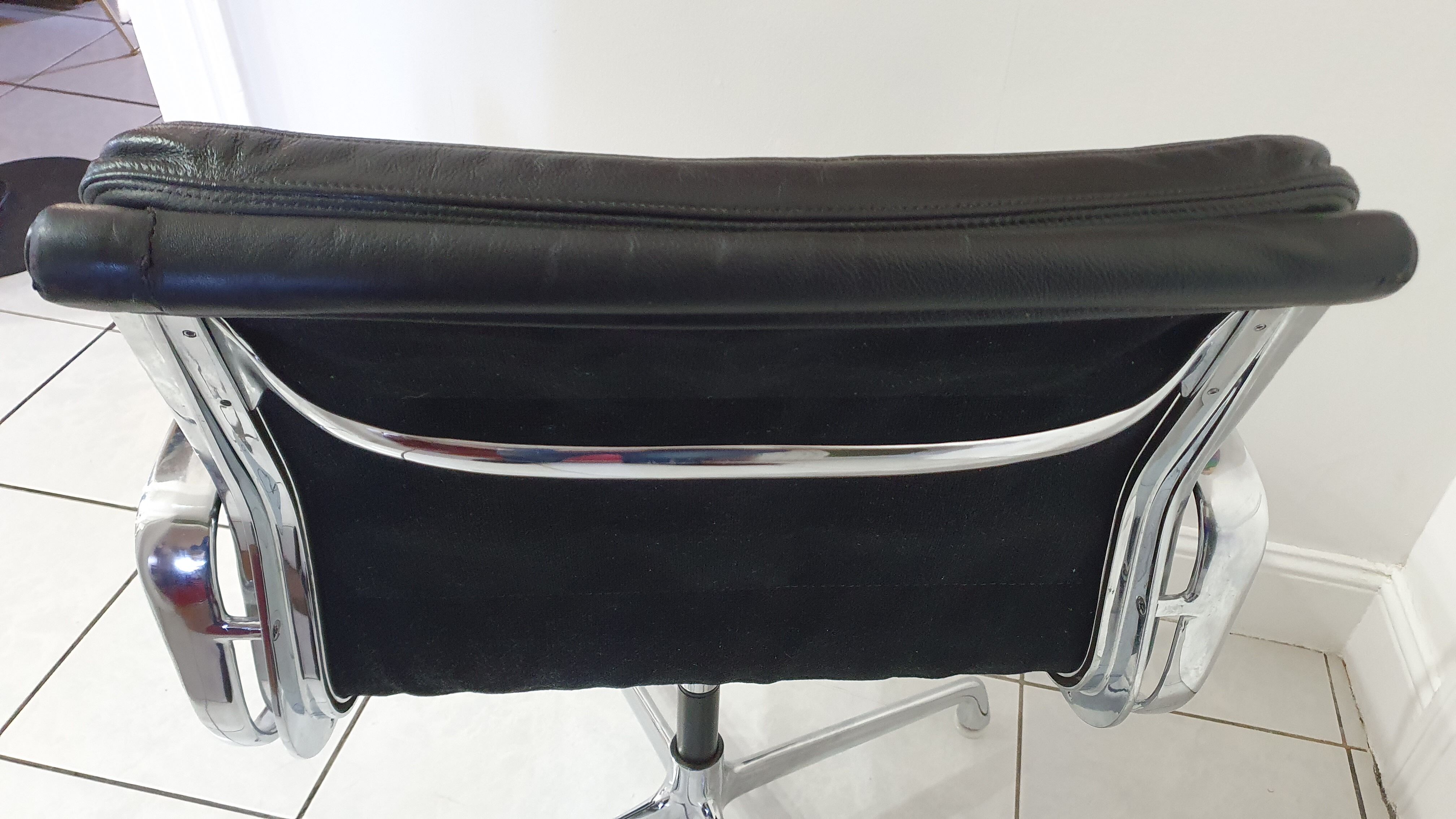 Fauteuil en cuir Softpad design Eames pour Herman Miller, années 70