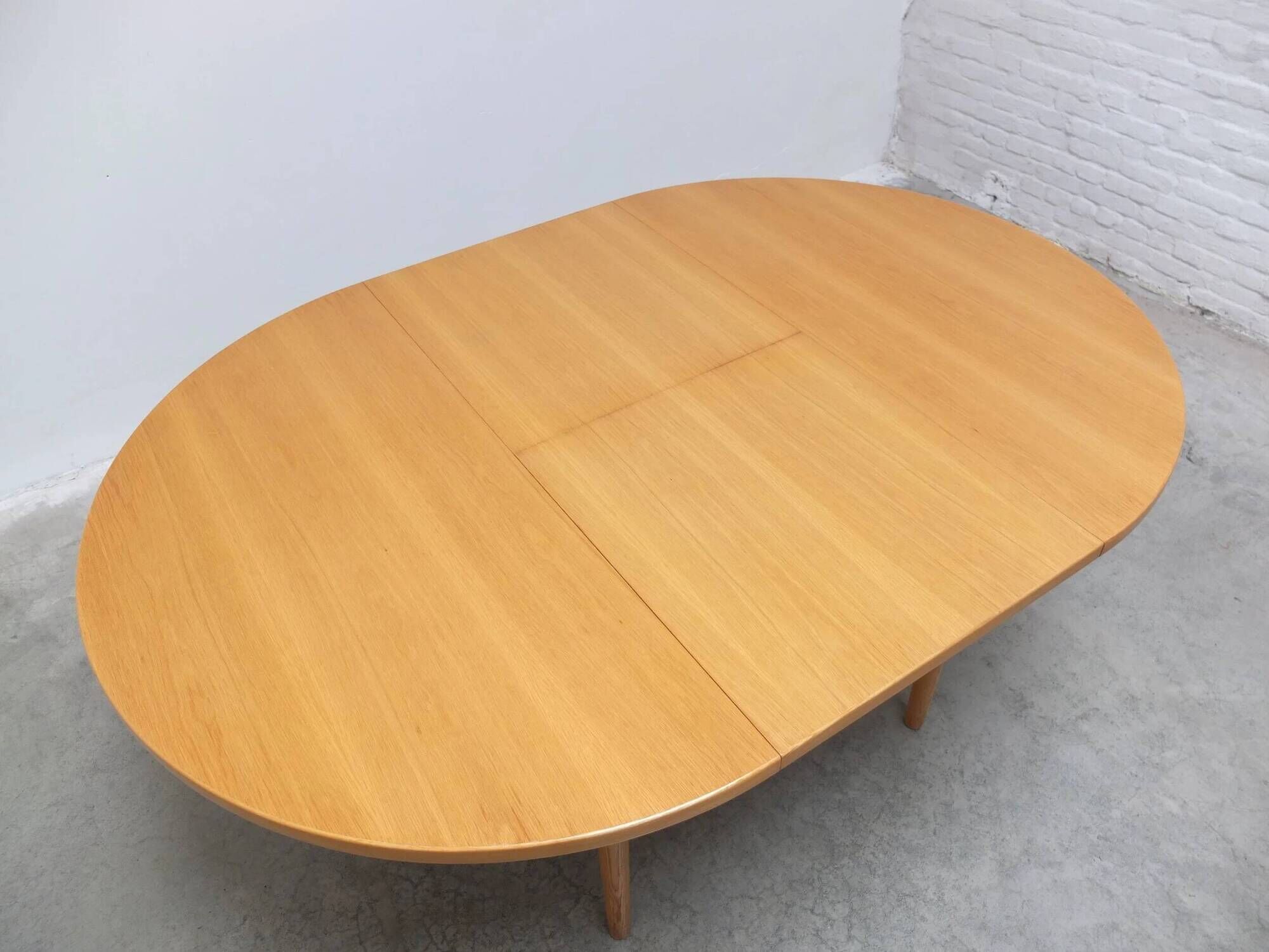 Round extendable dining table in oak by Van Den Berghe-Pauvers, 1970s