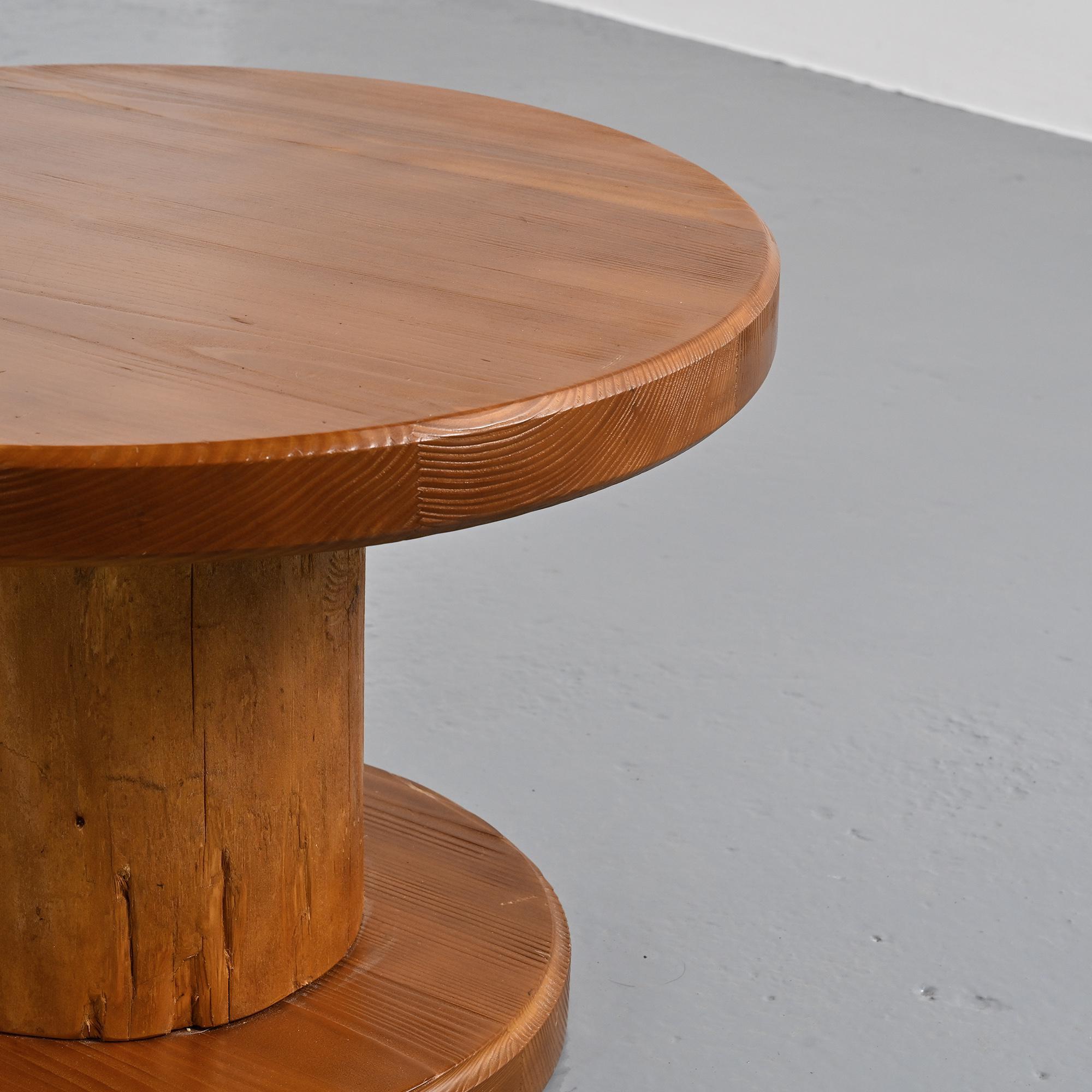 Circular coffee table, popular art 1960