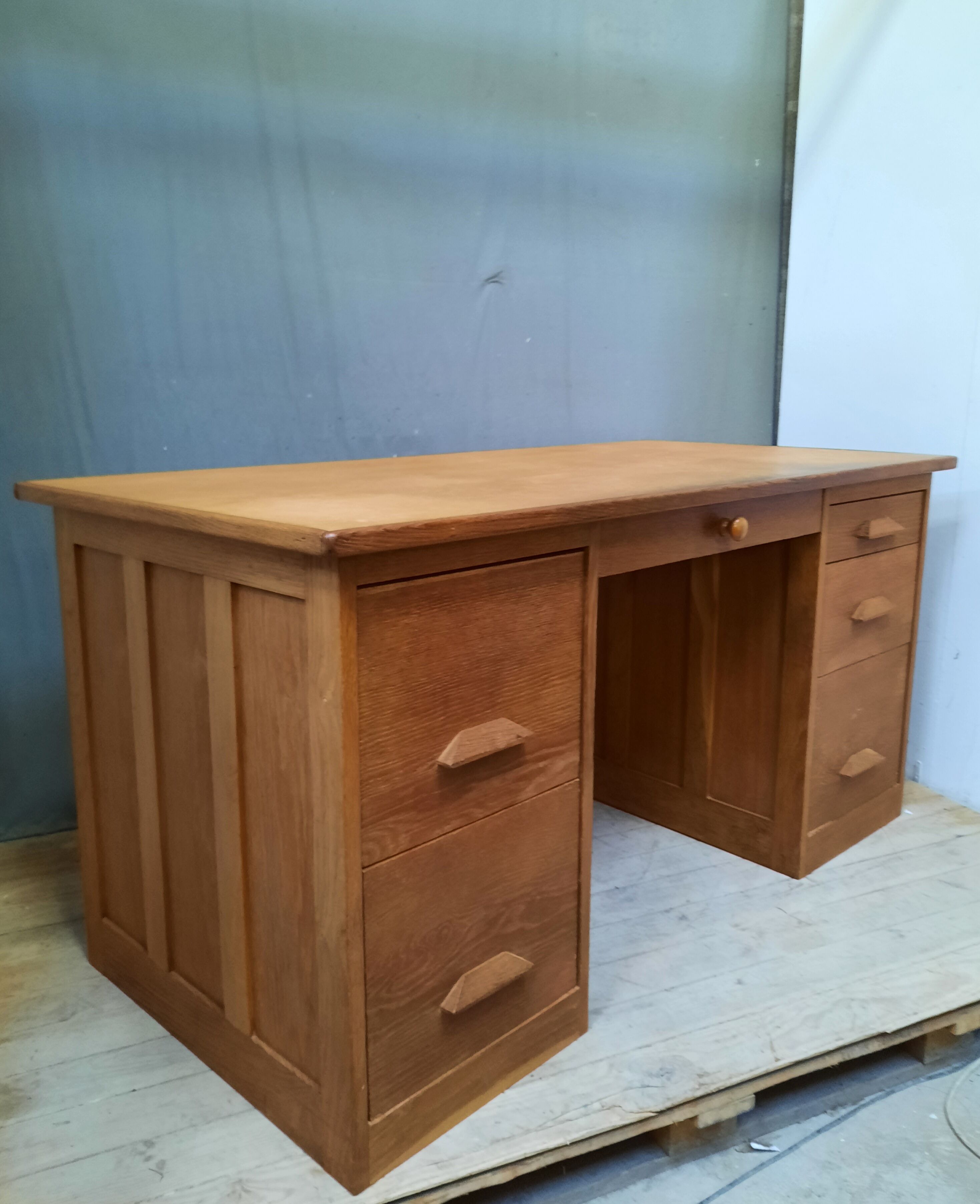 Bureau à caisson d'administration en chêne