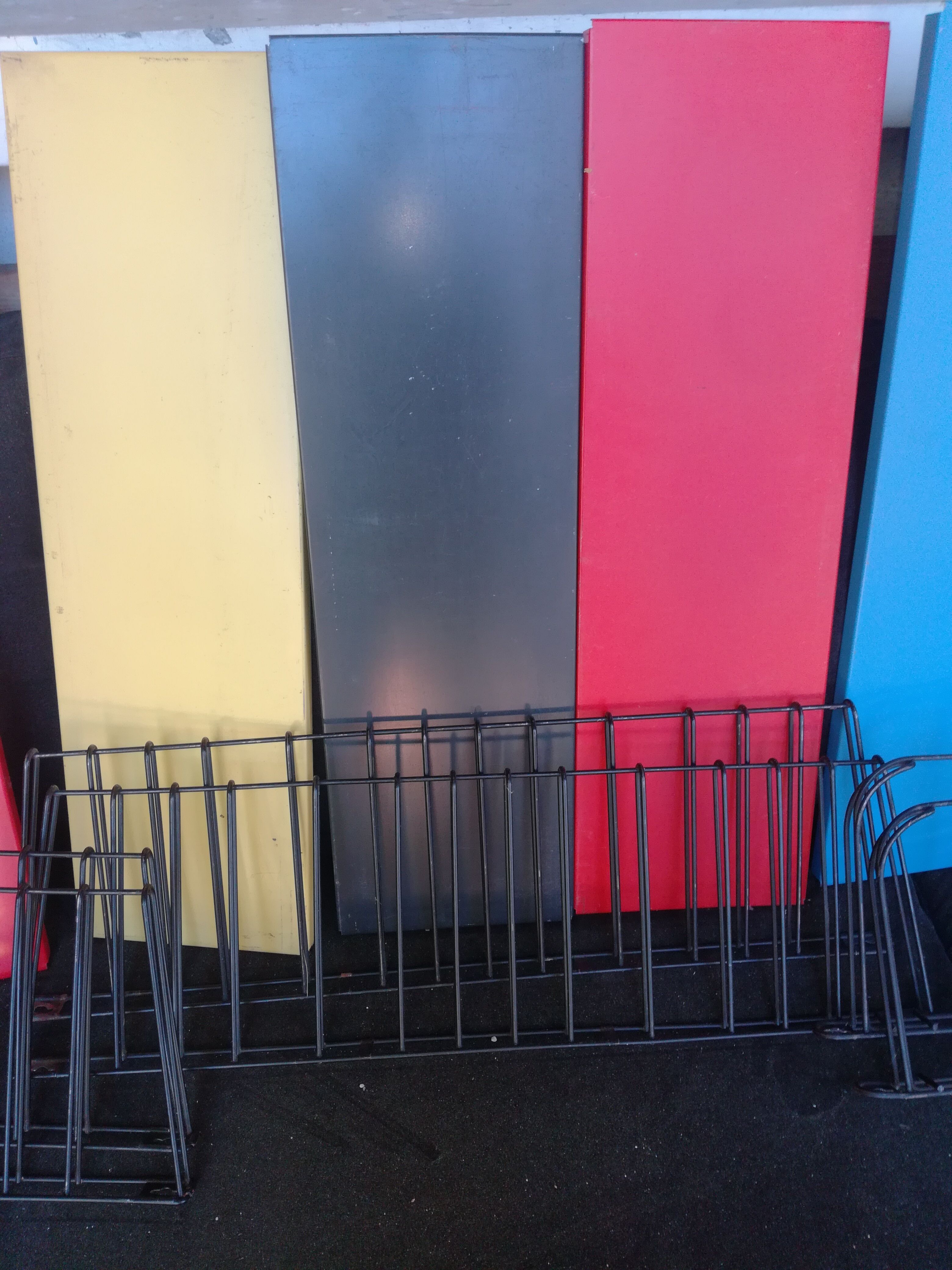 Tomado string shelf