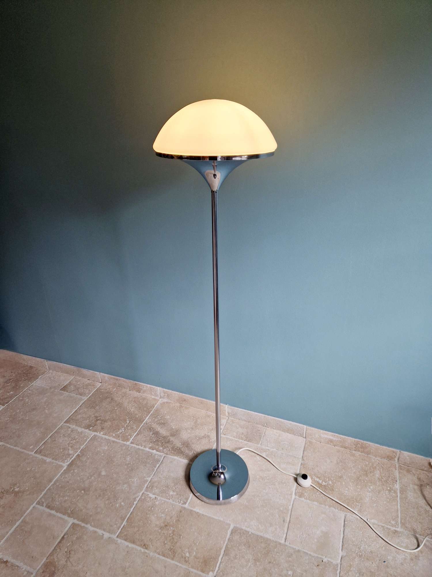 Modernist floor lamp in chrome metal and satin glass, 1960.