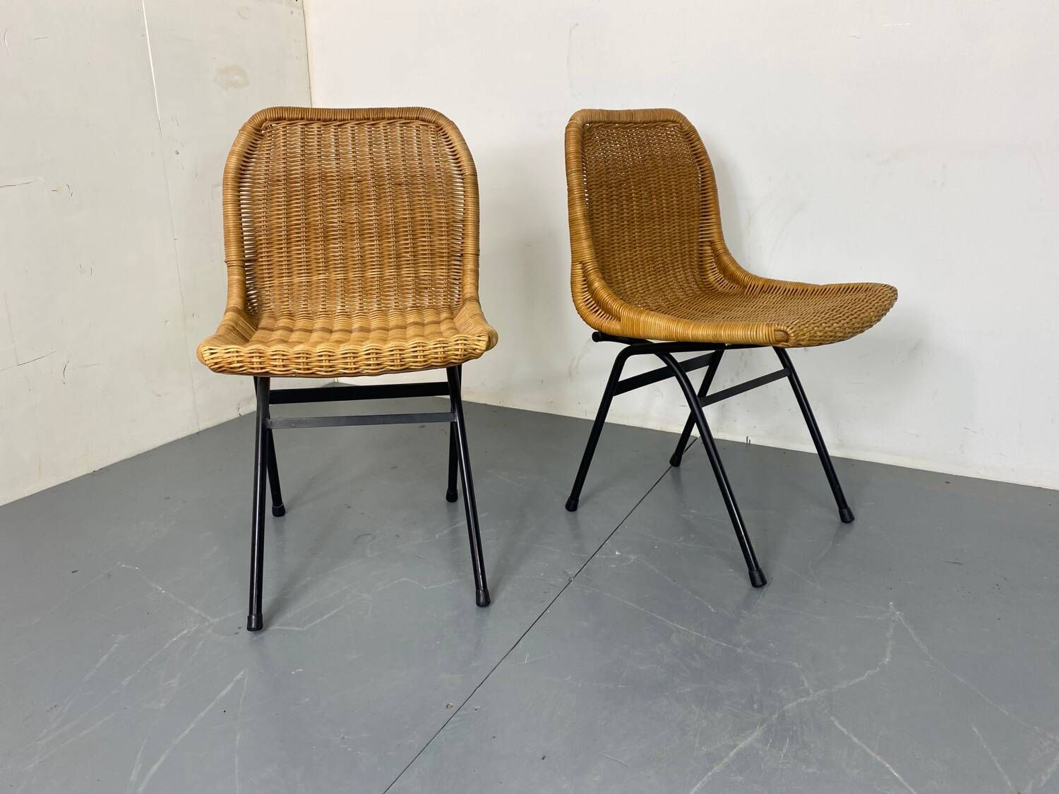 Set of 2 mid-century modernist wicker and black steel dining chairs, 1950s