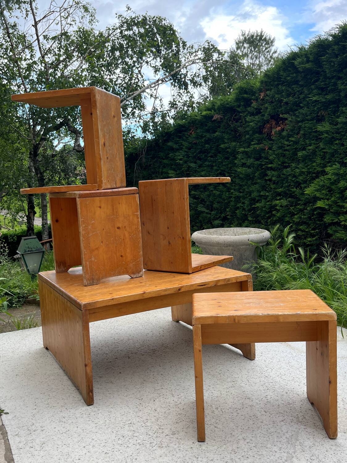 Coffee table and 4 stools set les arcs 1800 by Charlotte Perriand