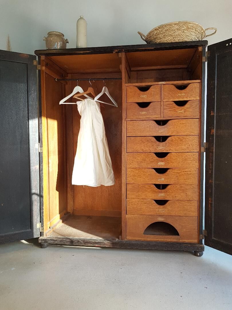 Armoire noire ancienne - tiroirs en bois et étiquettes d'origine