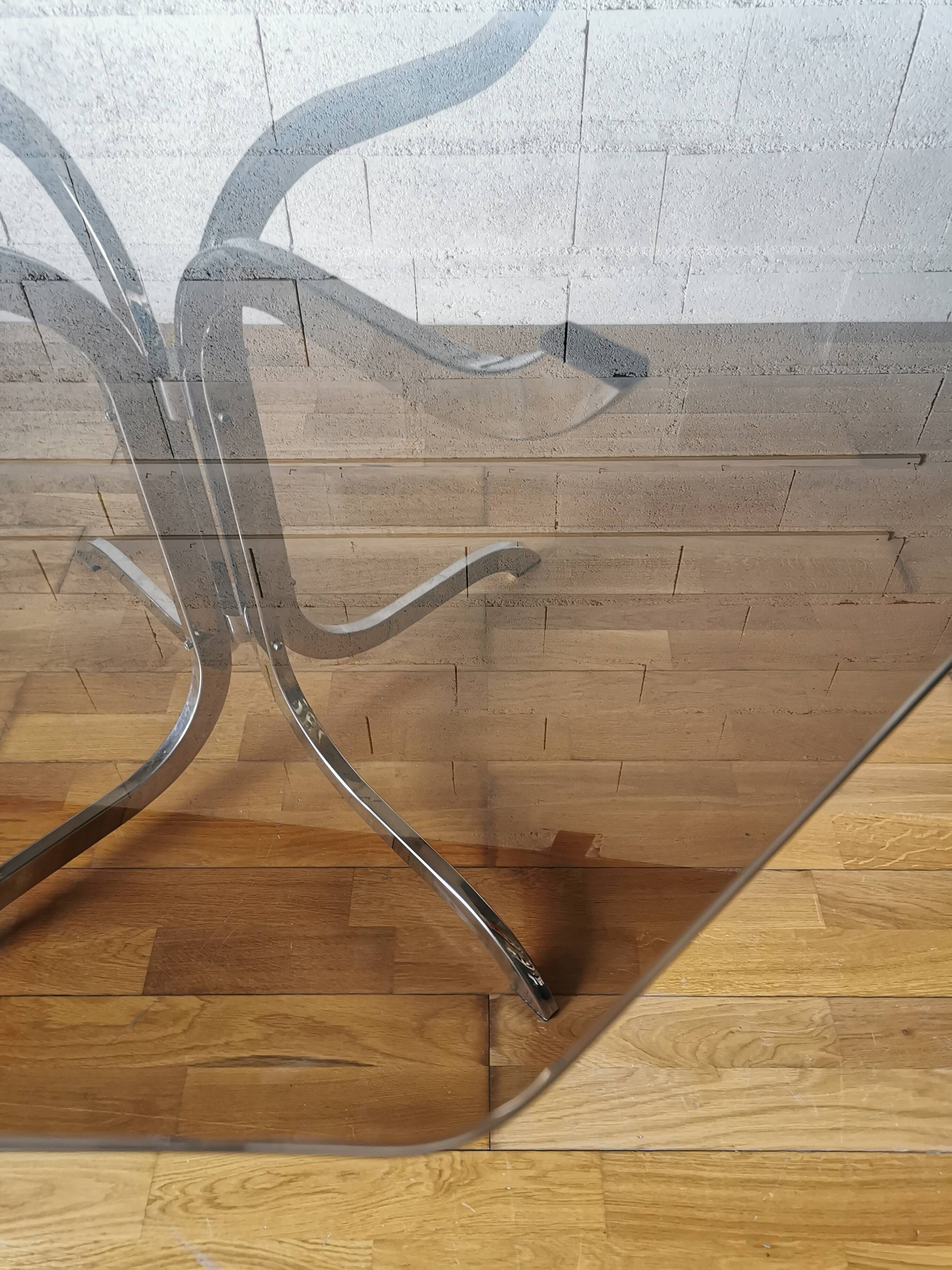 Table de salle à manger piètement chromé et plateau verre fumé circa 1970.