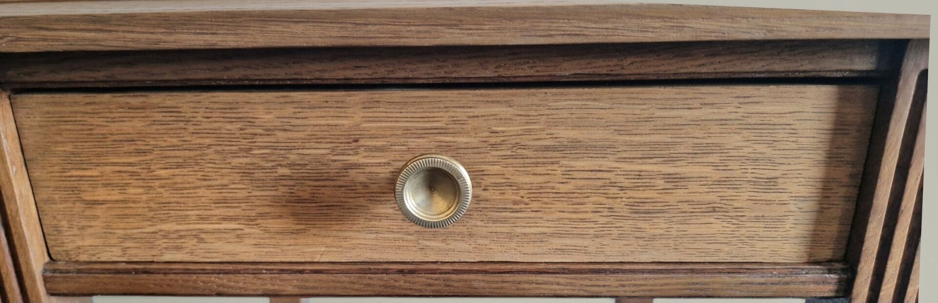 Table d’appoint chêne – Lignes architecturales, esprit moderniste 1940