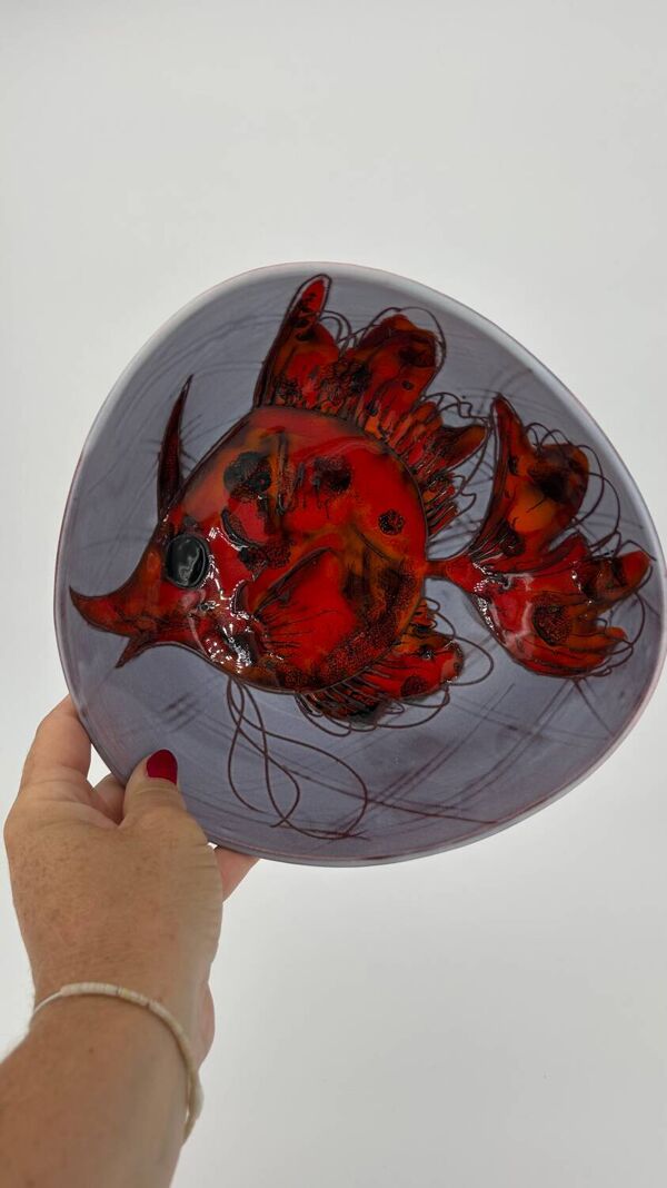 Plat creux tripode poisson par Monique Brunner à Vence