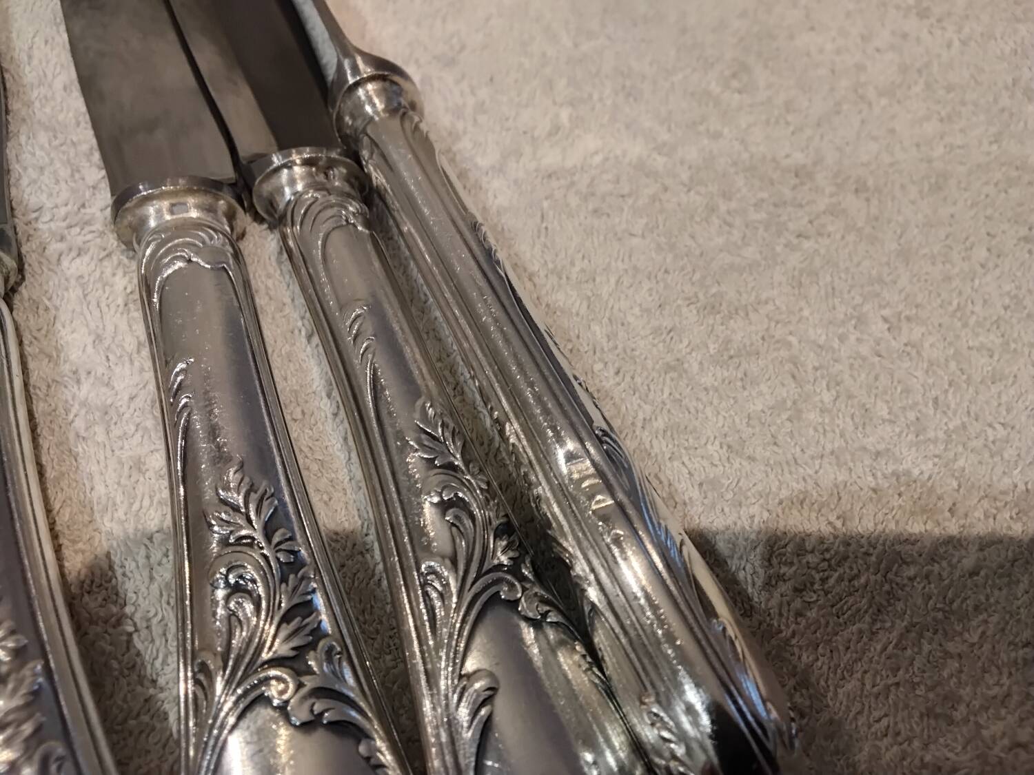 12 couteaux de table en métal argenté orfèvre Christofle Marly