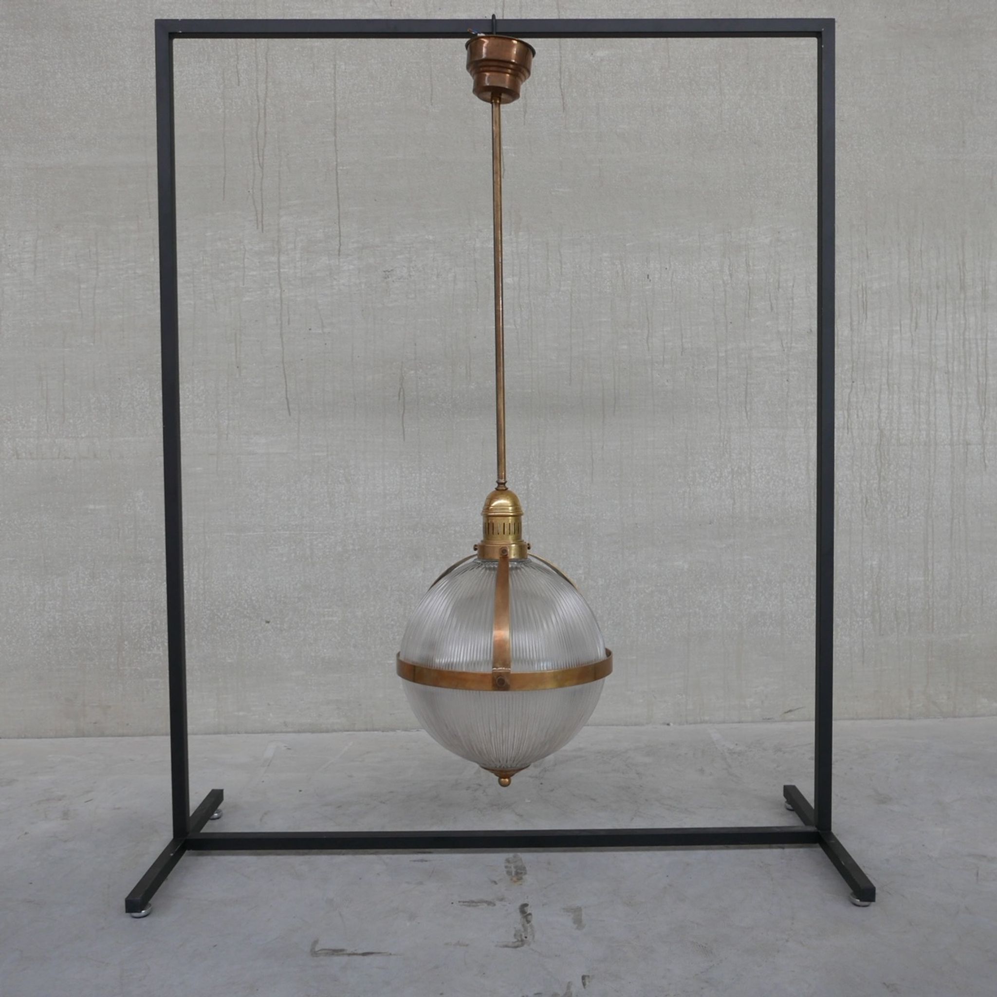 Suspension en laiton et en verre de style holophane du milieu du siècle