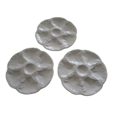 Lot de 3 assiettes à Huitres en barbotine, Gien.