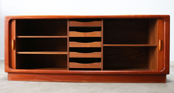 Crédence en teck à portes tambour de Dyrlund Danemark 1950s