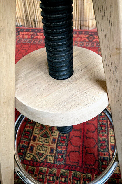 High screw tabout with a metal foot rest