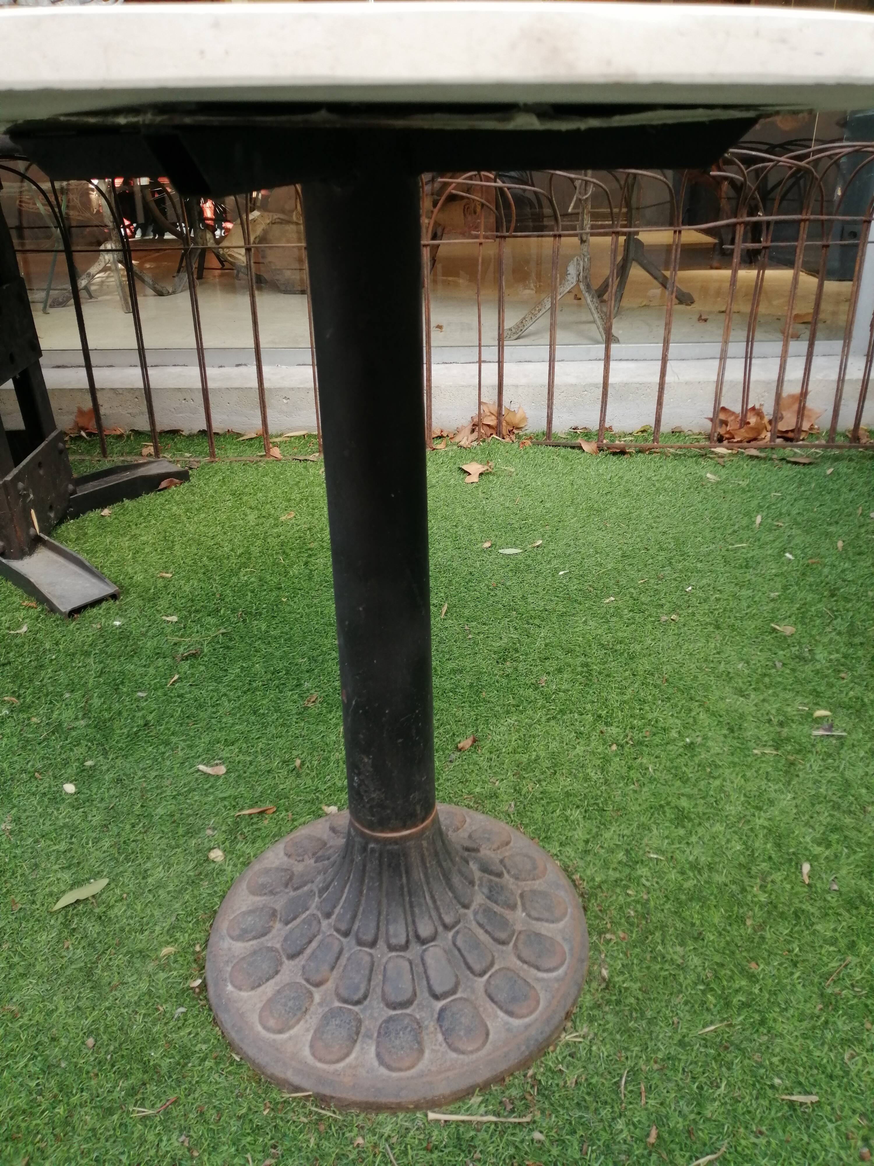 Round bistro table in stone and cast iron