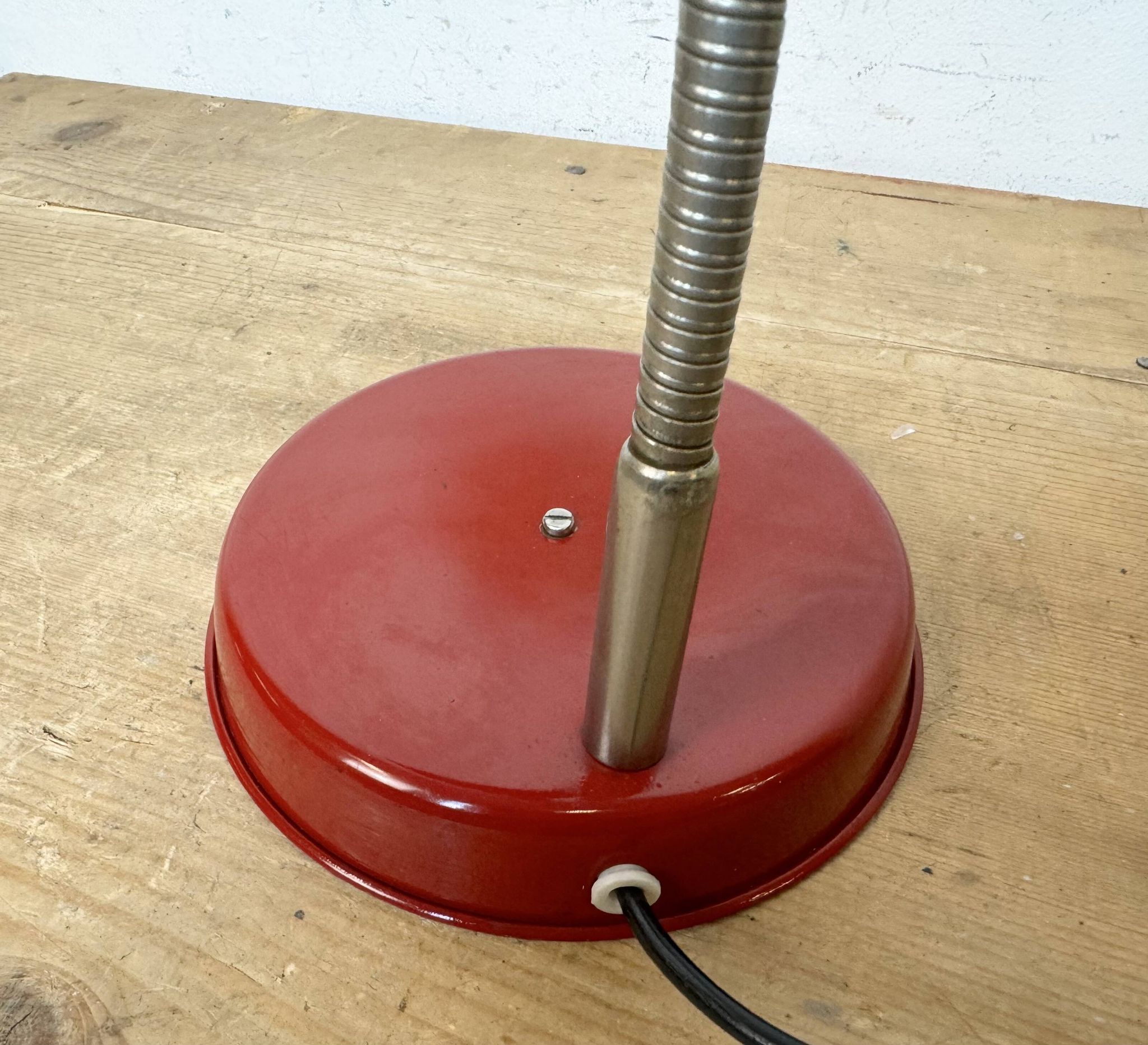 Lampe de Table Industrielle Rouge à Col de Cygne, 1960s