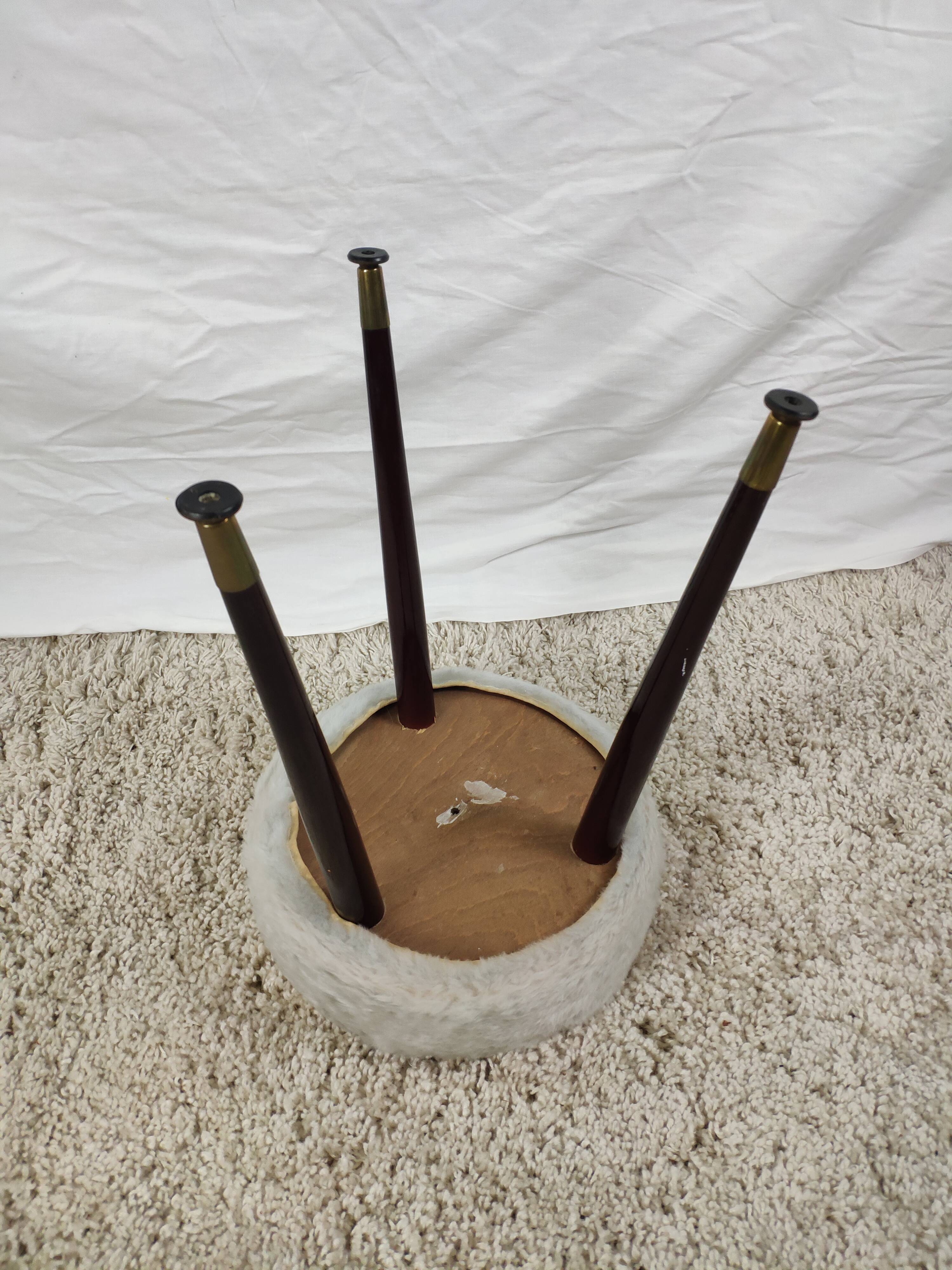 Rug year 60 white stool