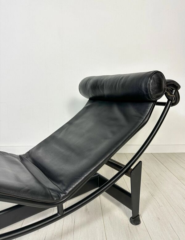 Chaise longue vintage 'LC4' par Le Corbusier, Pierre Jeanneret et Charlotte Perriand pour Cassina – édition entièrement noire