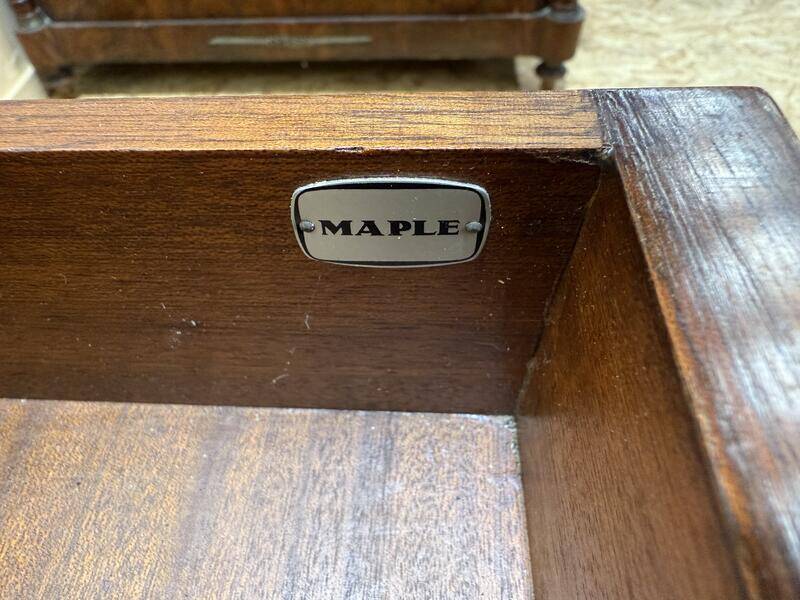 Bureau plat de style anglais en acajou et cuir signé "MAPLE"