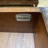 Bureau plat de style anglais en acajou et cuir signé "MAPLE"