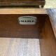 Bureau plat de style anglais en acajou et cuir signé "MAPLE"