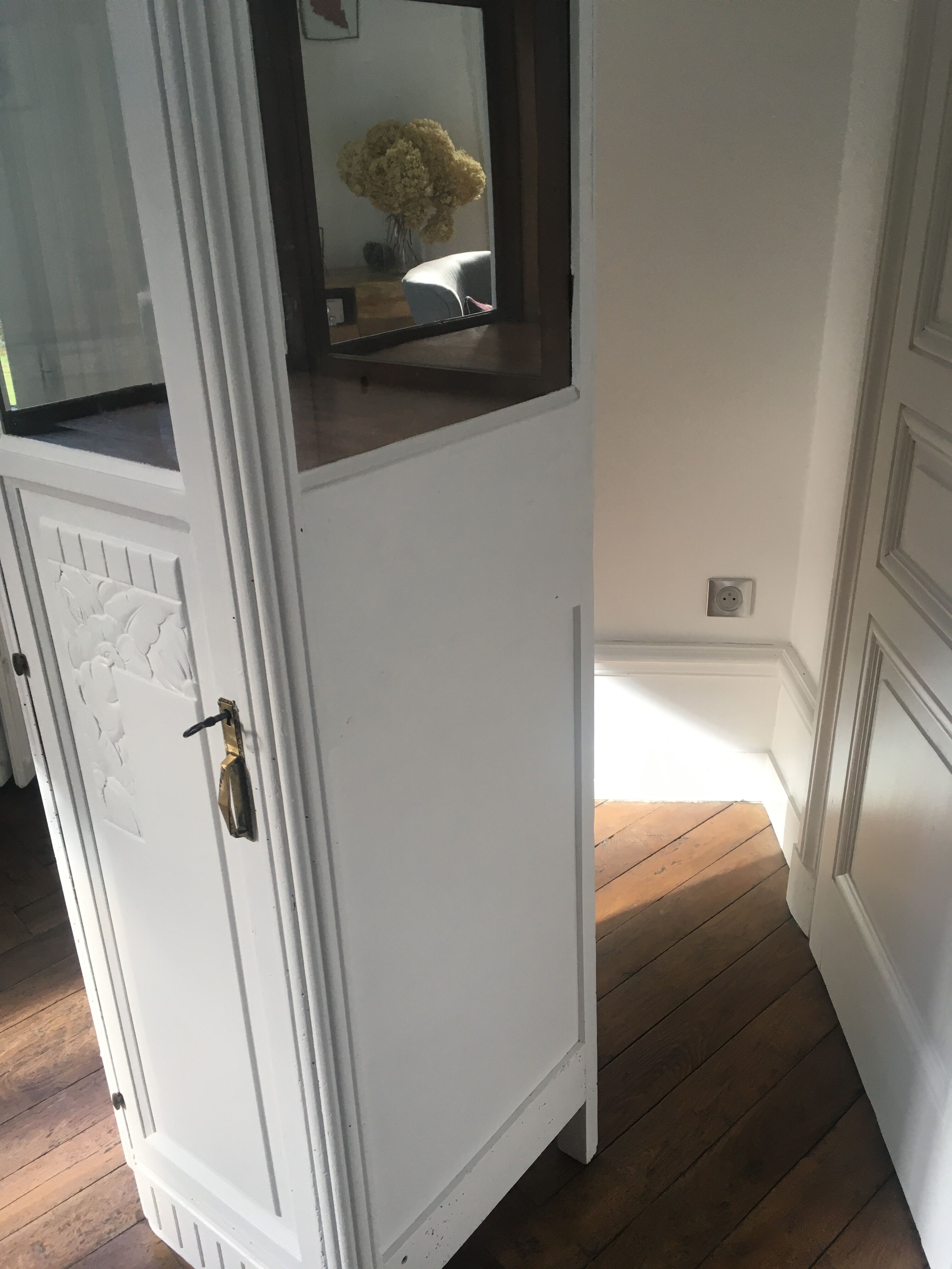 Meuble colonne vitrine