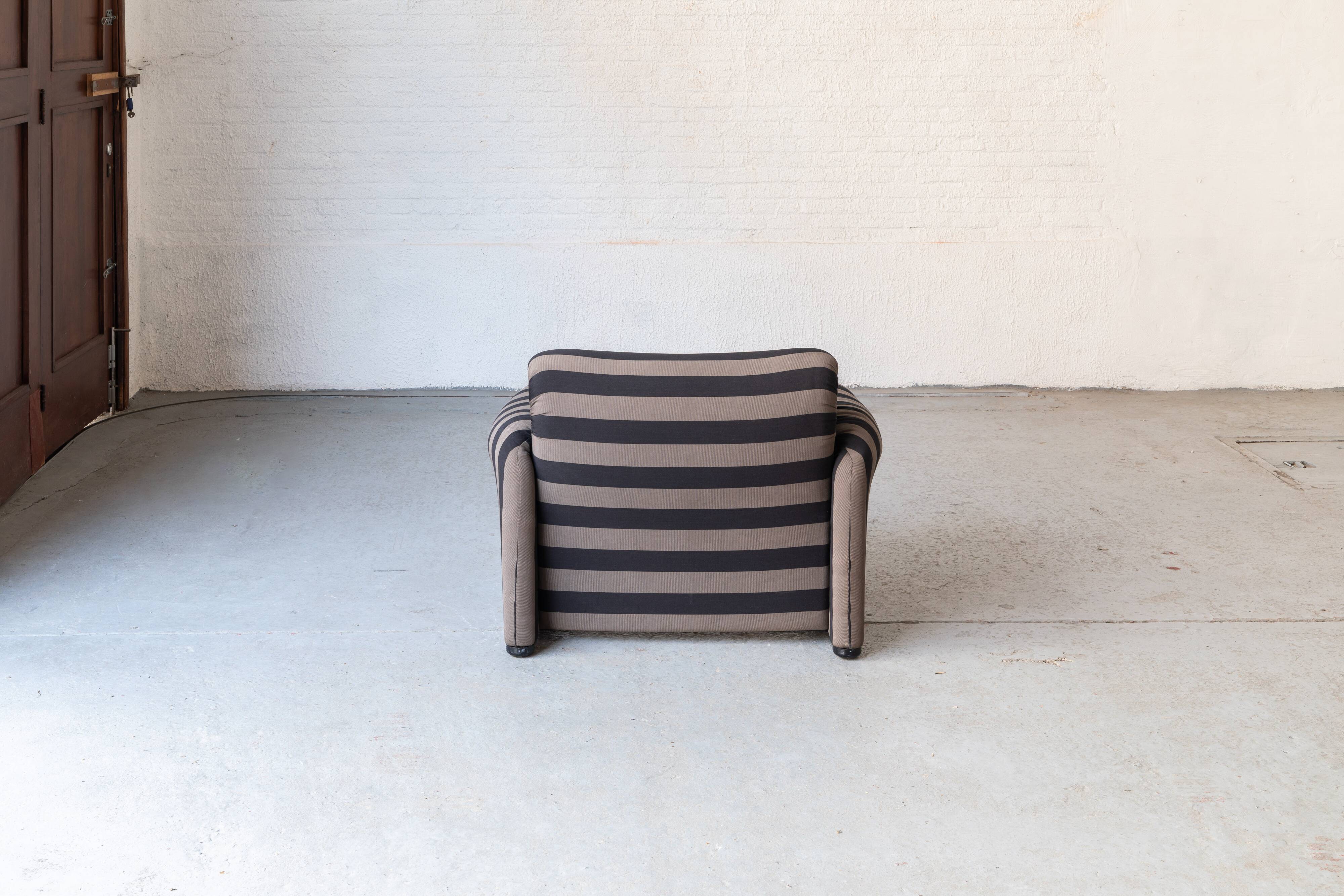 Set of 2 easy chairs 'Maralunga' by Vico Magistretti