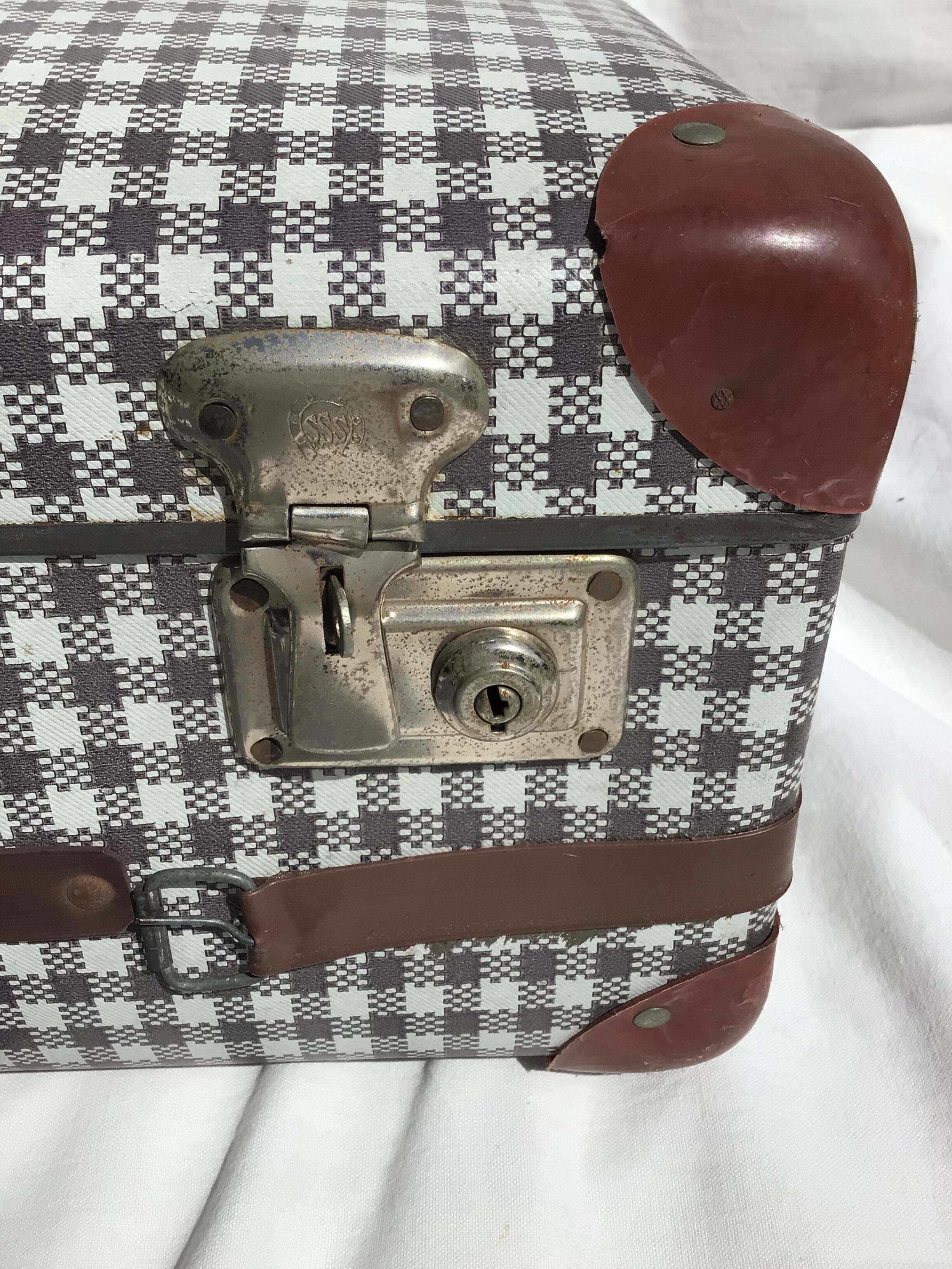 Suitcase cardboard tiles corners brown red