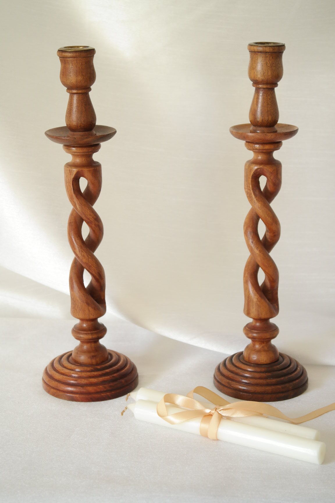 Paire de bougeoirs en bois torsadé et laiton vintage