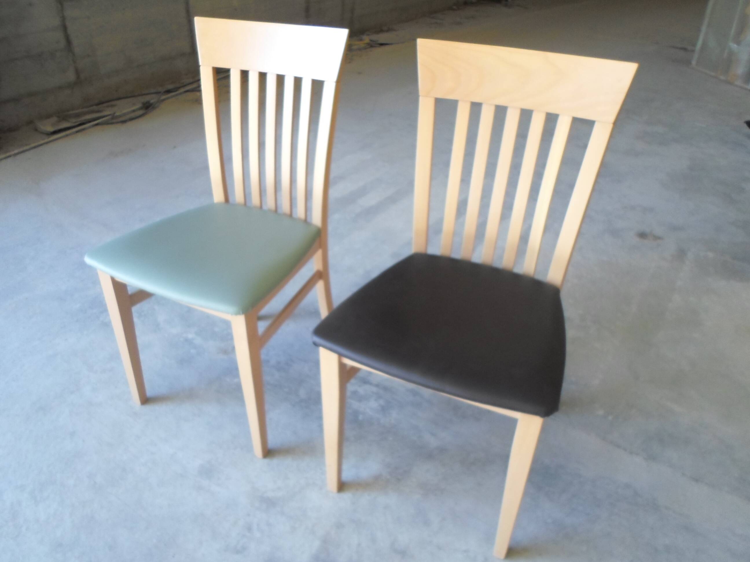 Chaise skai vintage en hêtre siège vert suède