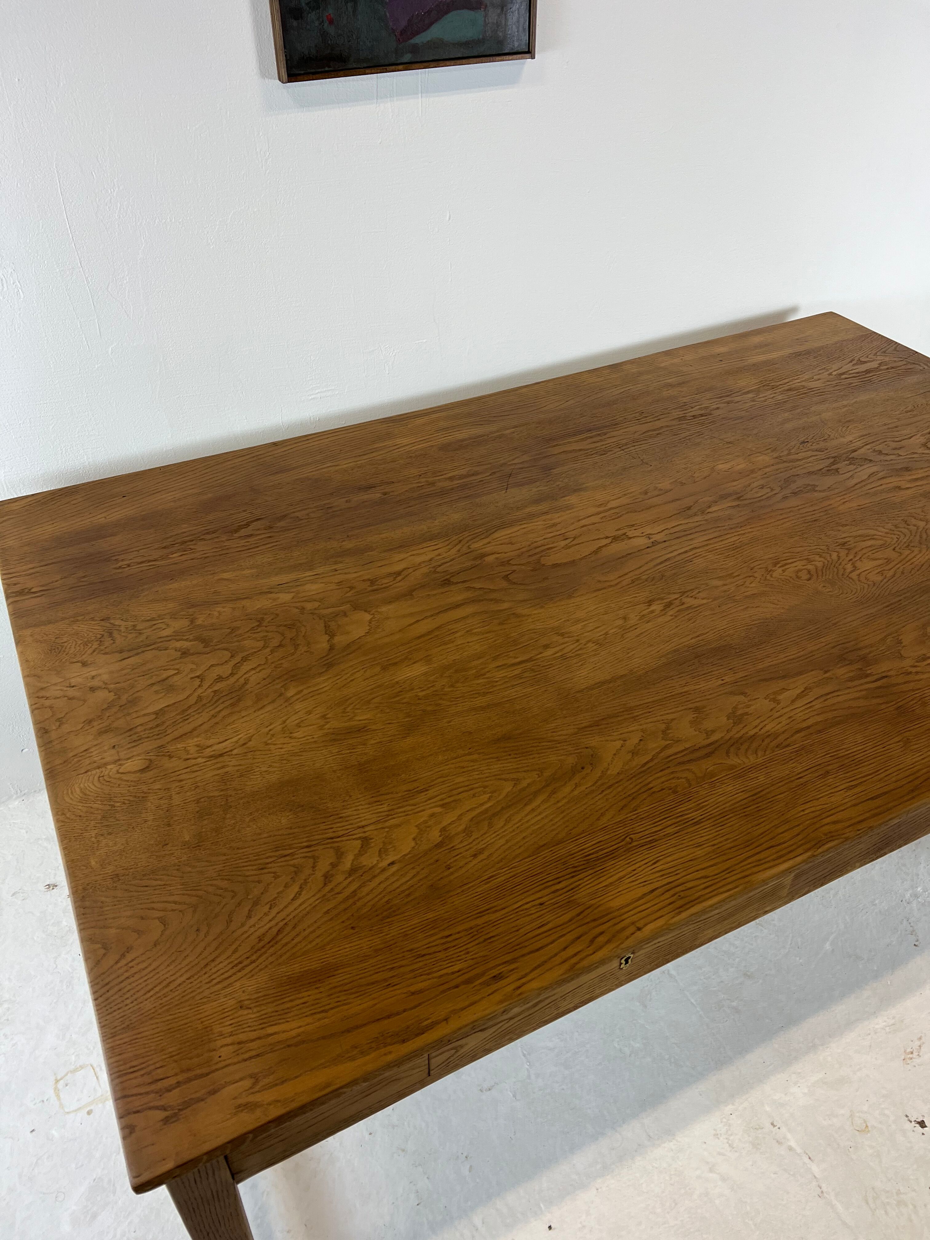 Two-sided oak work table, with 4 drawers