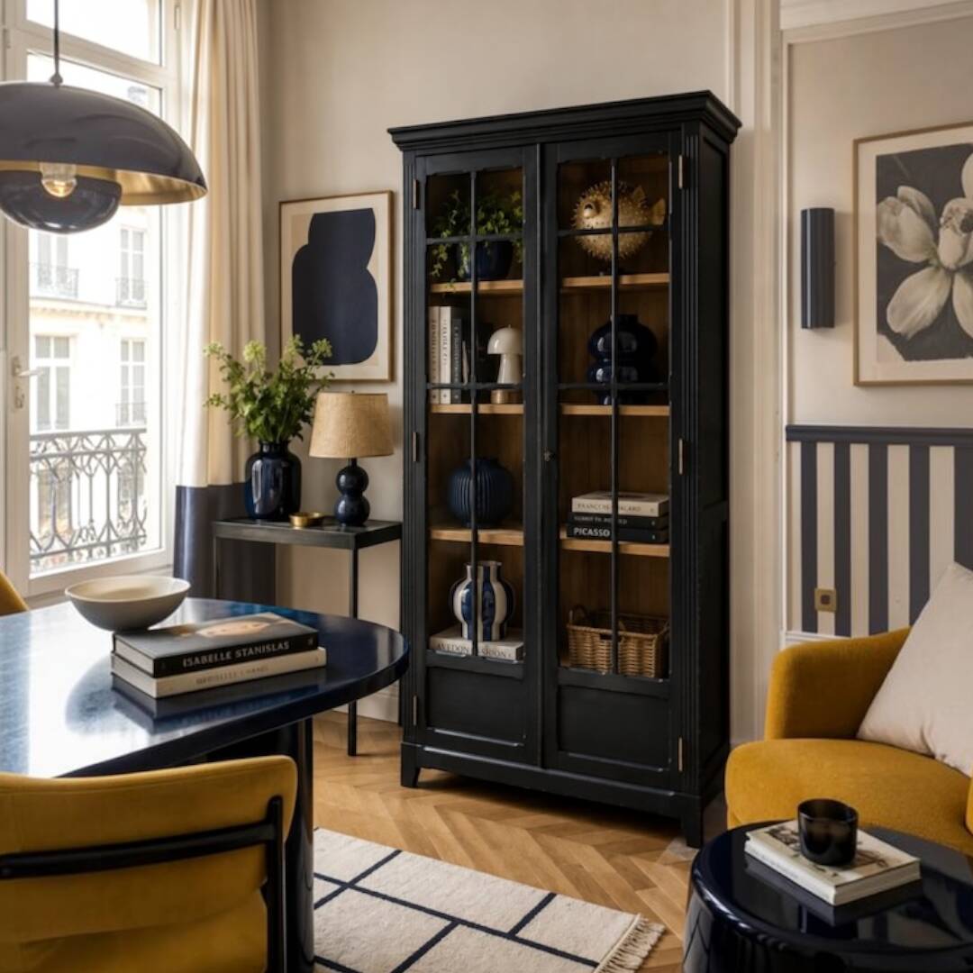 Armoire parisienne noire vitrée rénovée