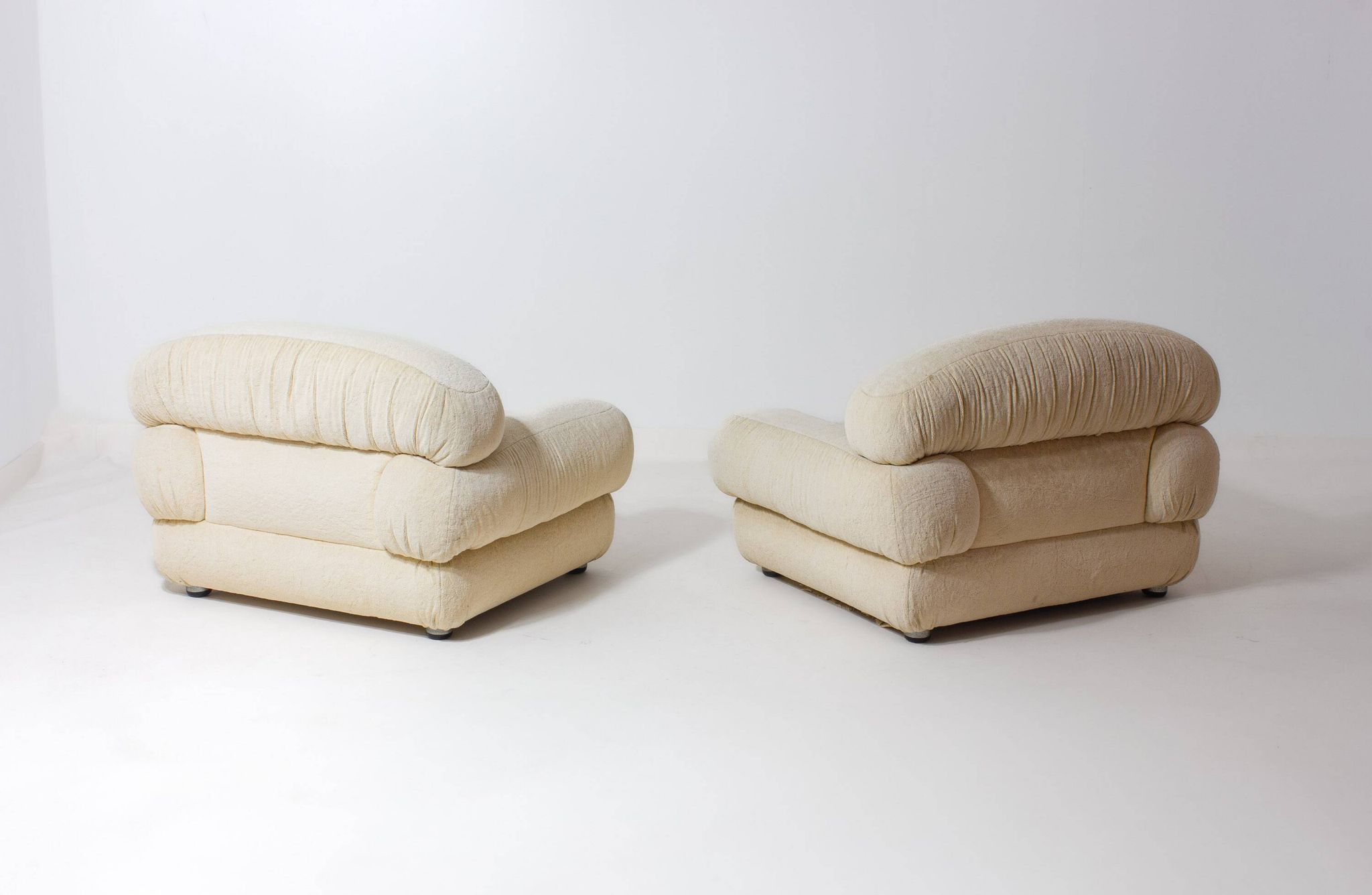 Elegant Italian lounge chairs in cream coloured fabric, 1970s