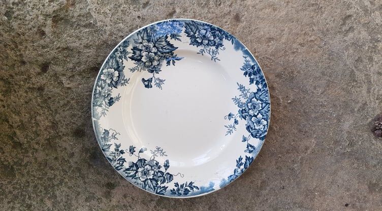 Assiette en Terre de Fer Saint Amand & Hamage modèle Marie-Louise