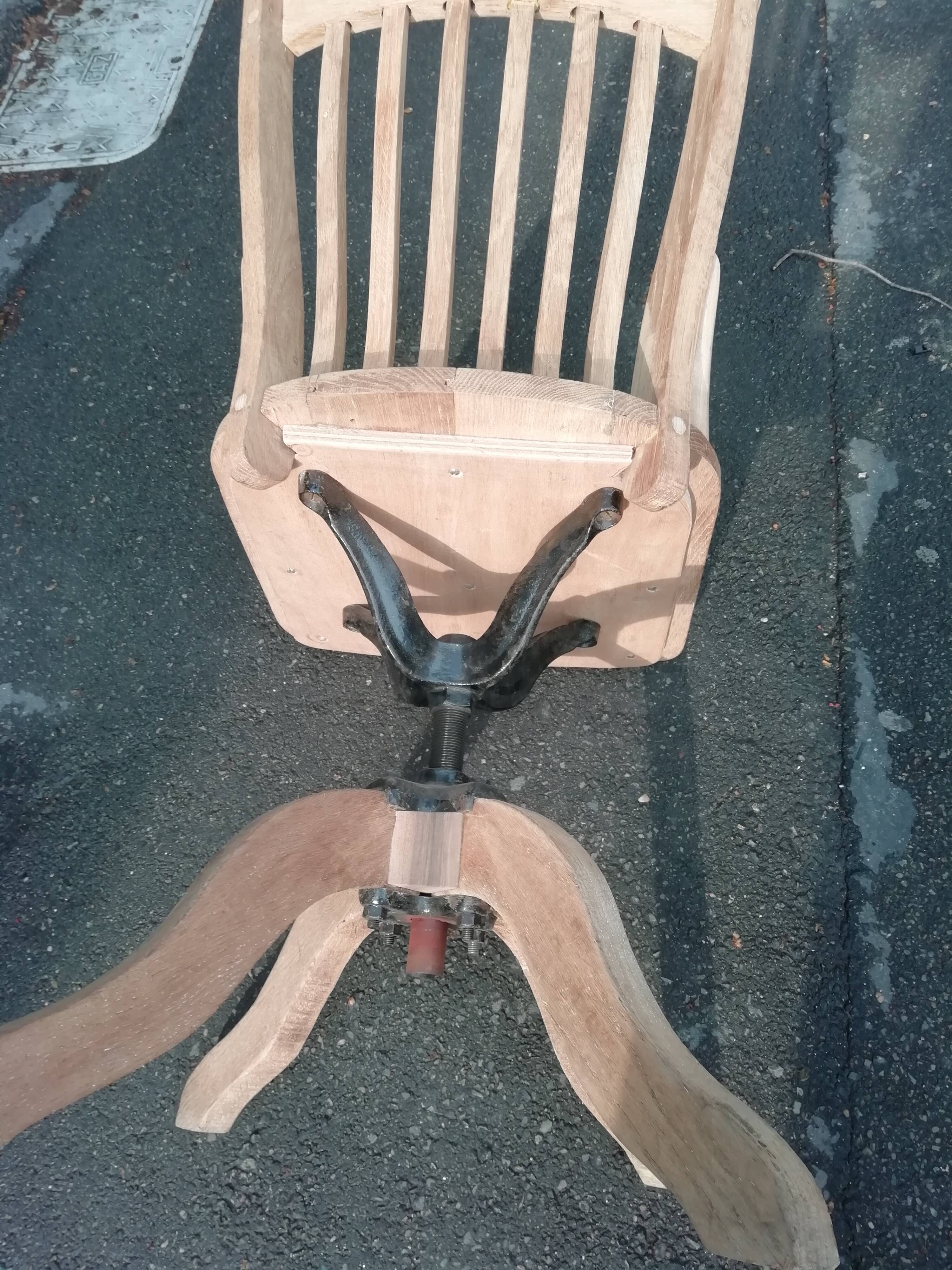"Amercan" swivel office chair