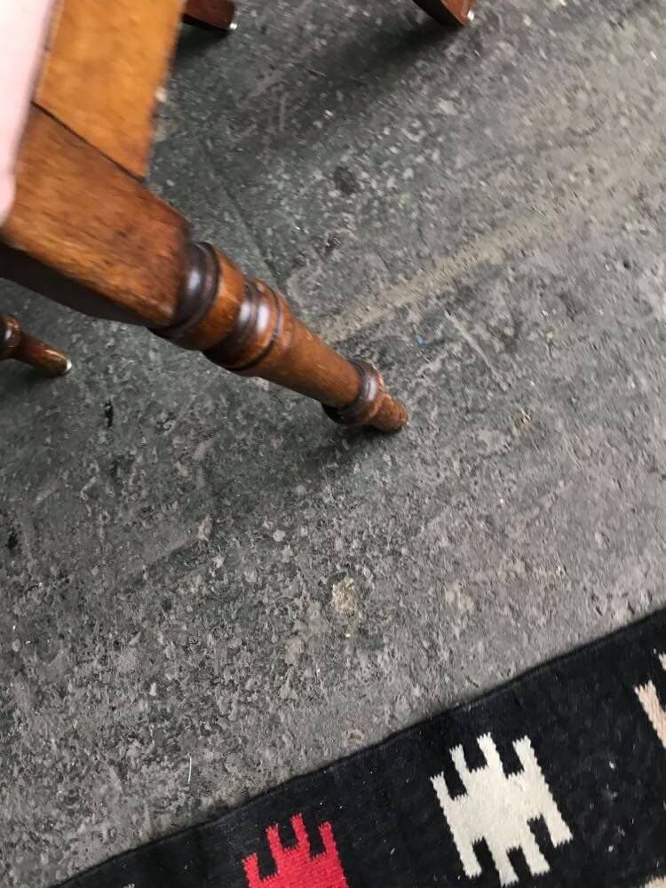 Fauteuil ancien en tissu rose et bois, dossier ajouré en cœur, pieds tournés
