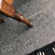 Fauteuil ancien en tissu rose et bois, dossier ajouré en cœur, pieds tournés