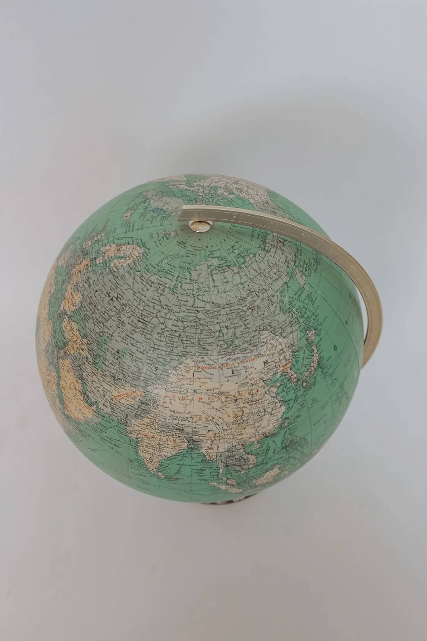 Globe terrestre vintage sur pied en bois, années 60