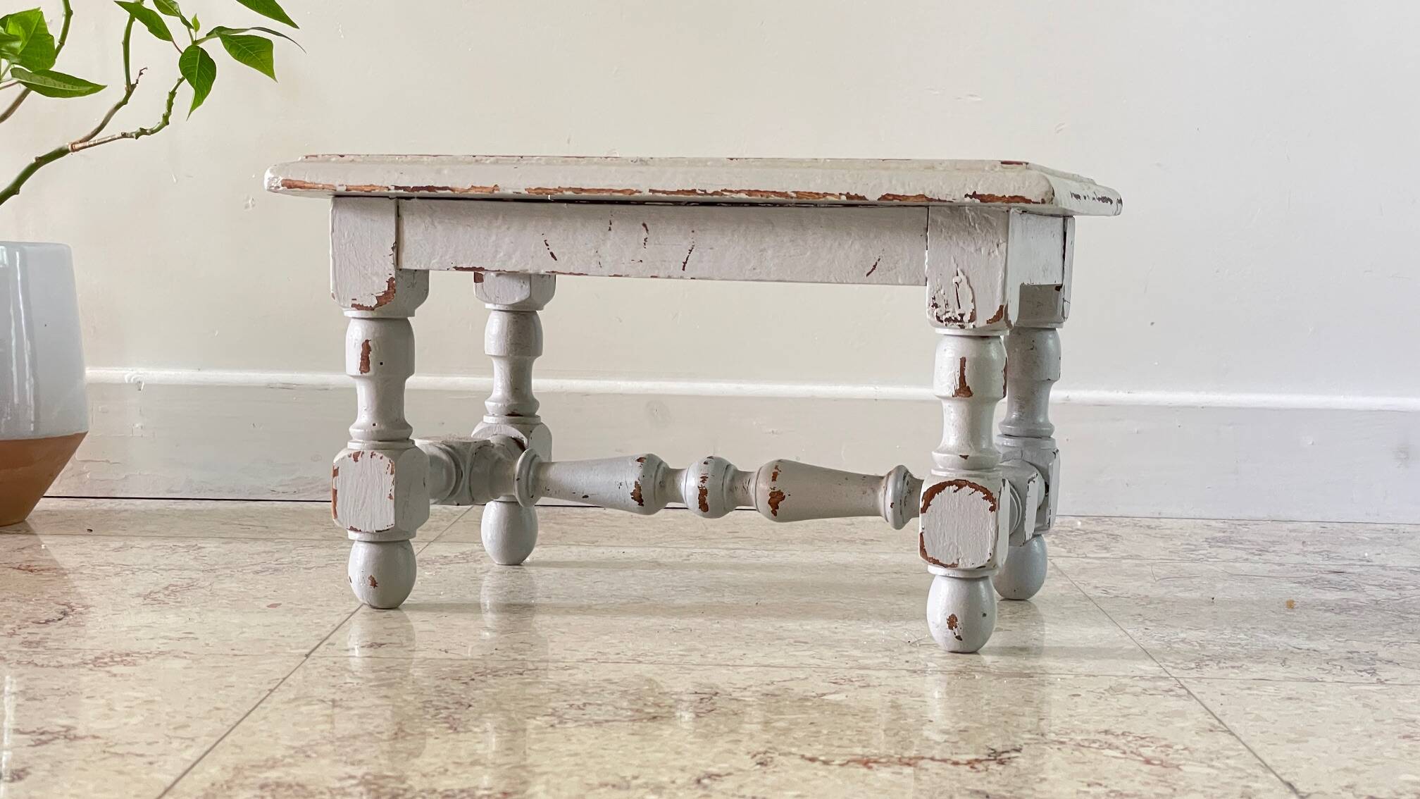 Tabouret vintage gris perle patiné