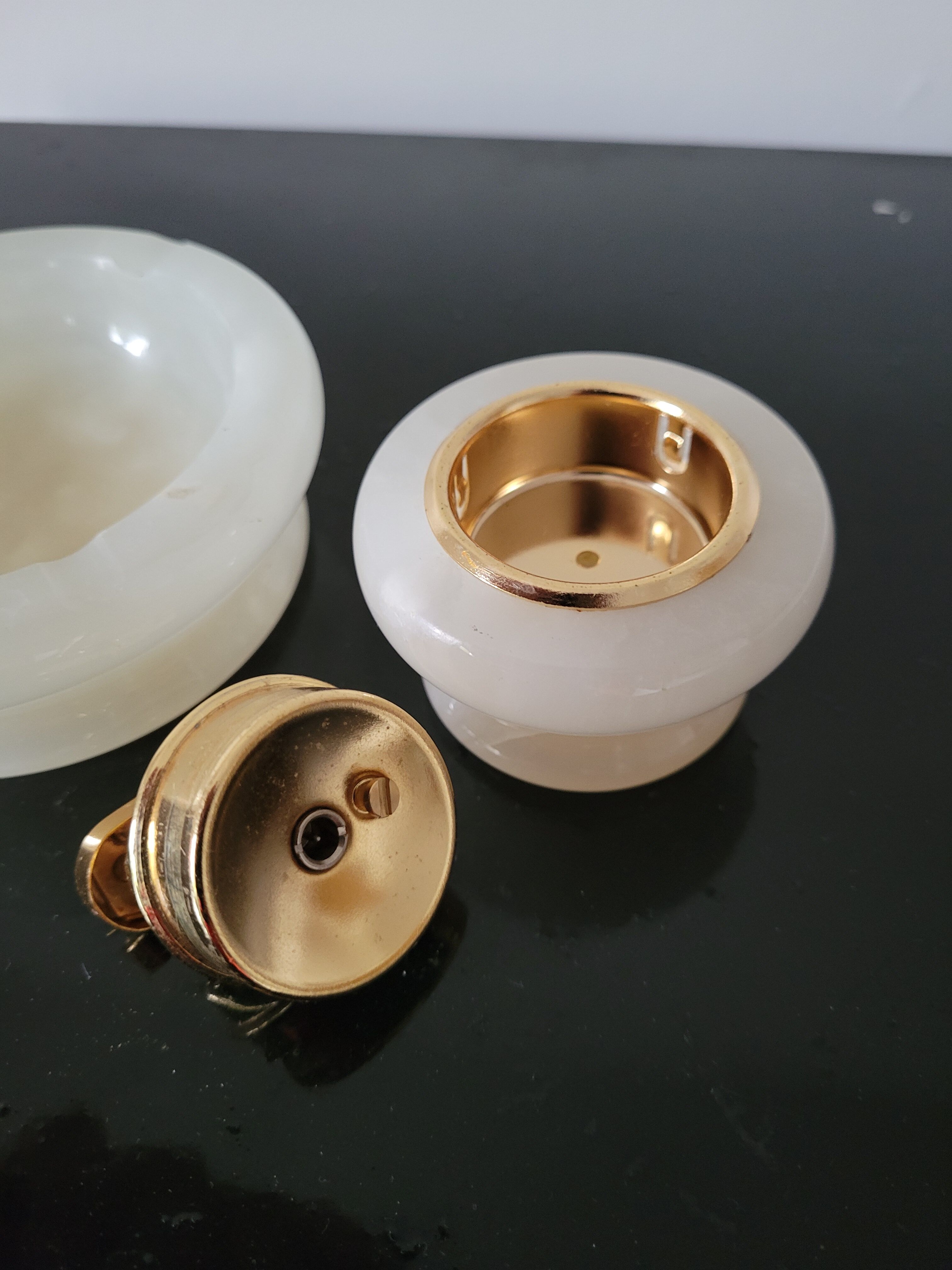Ashtray and lighter in albatre