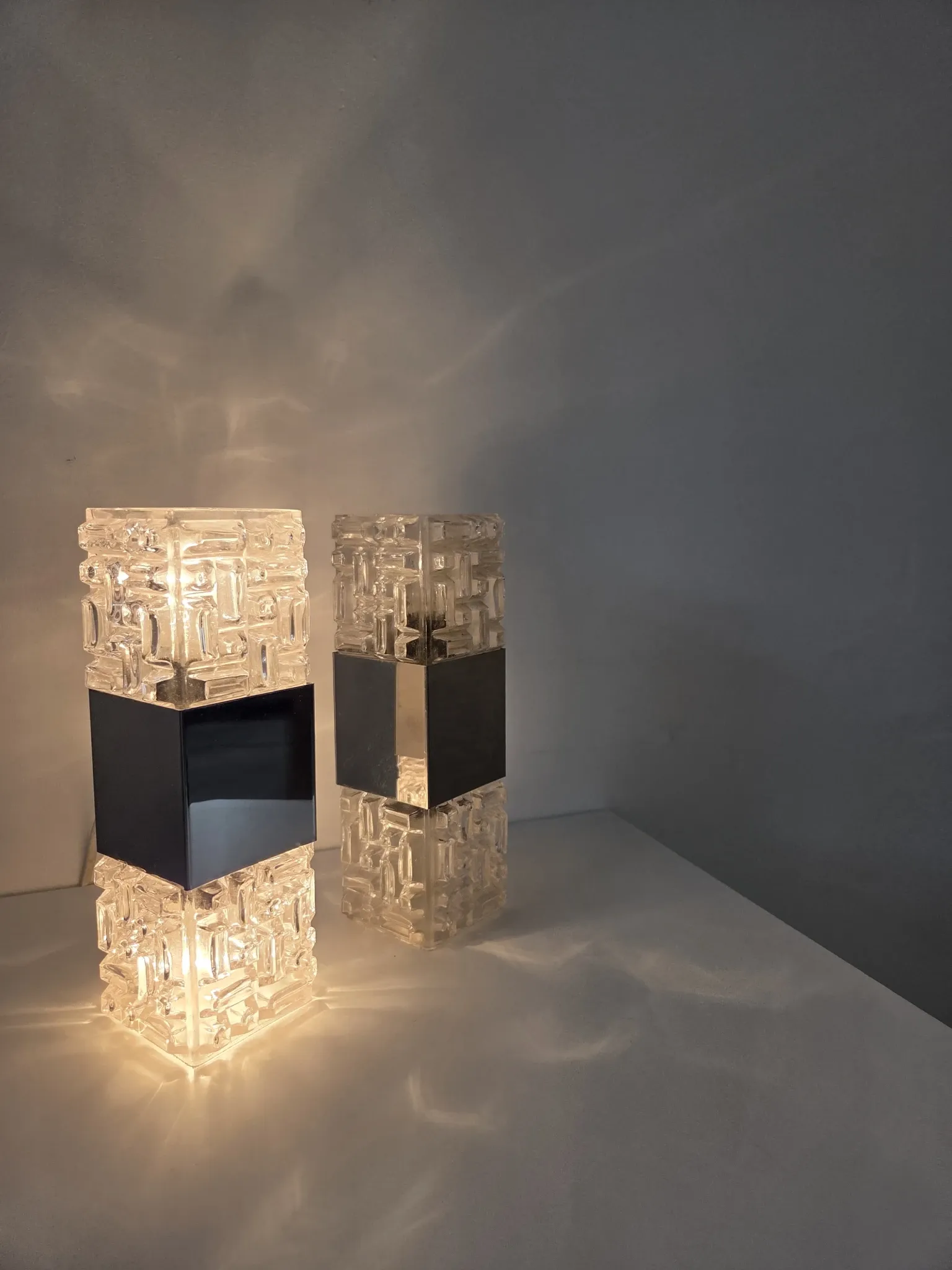 Pair of wall lights in glass and chrome metal