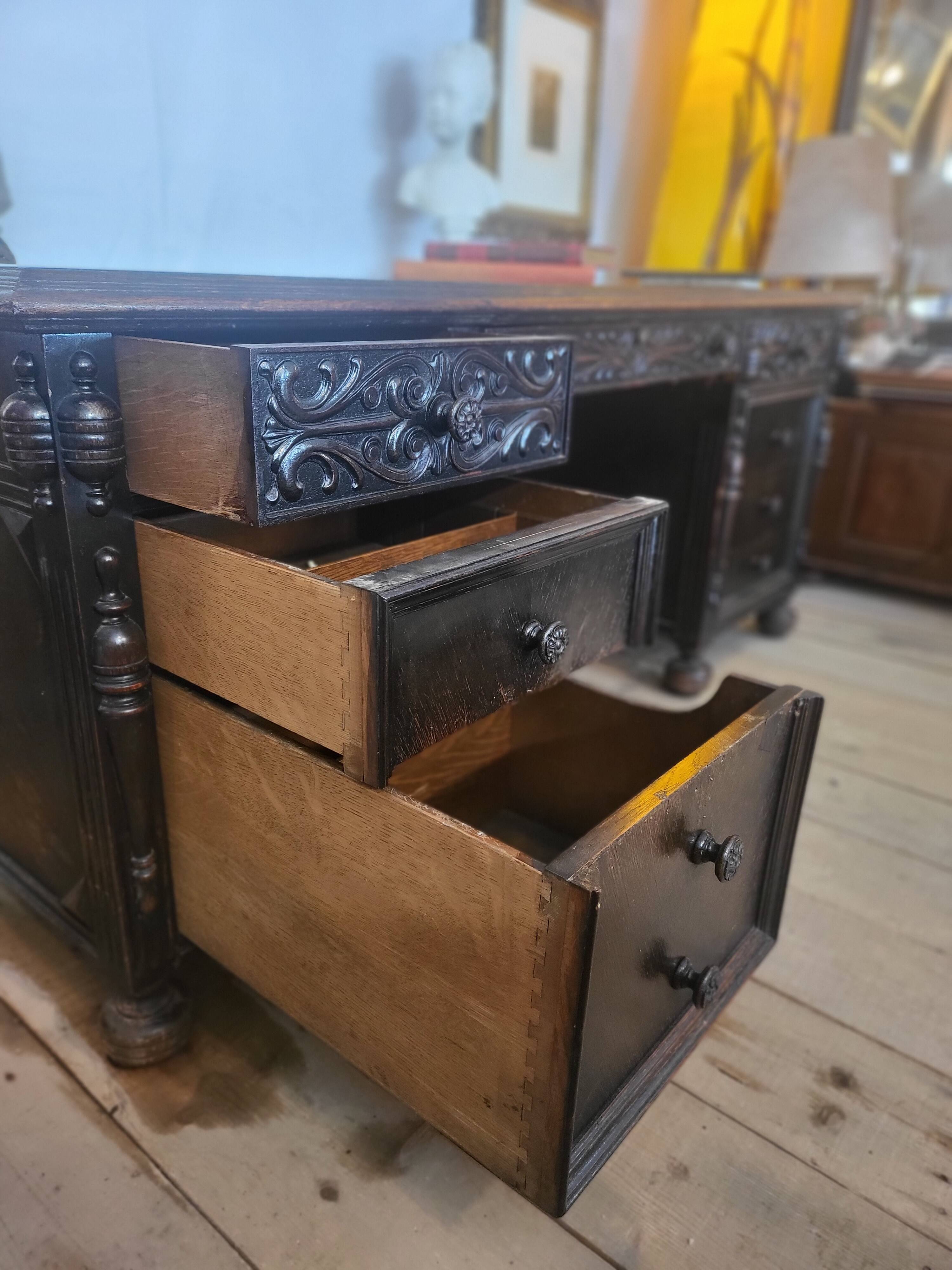 Grand Bureau Américain toutes faces Sculpté "Leopold Desk Co." – Circa 1920