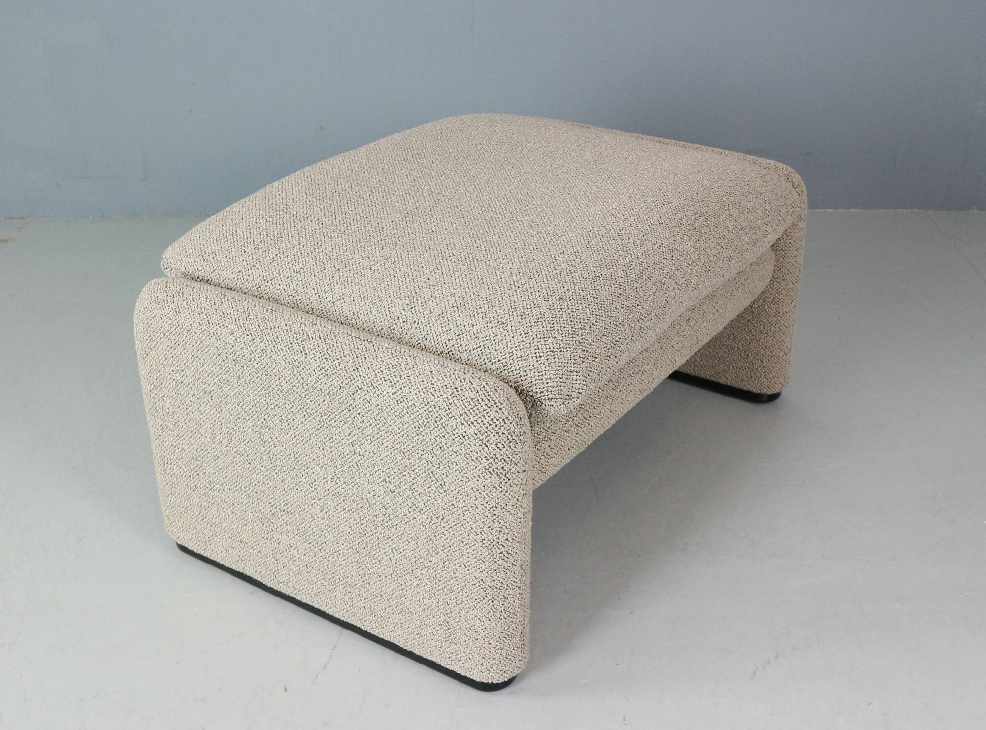 Vico Magistretti "Maralunga" 3-seater and footstool re-upholstered For Cassina