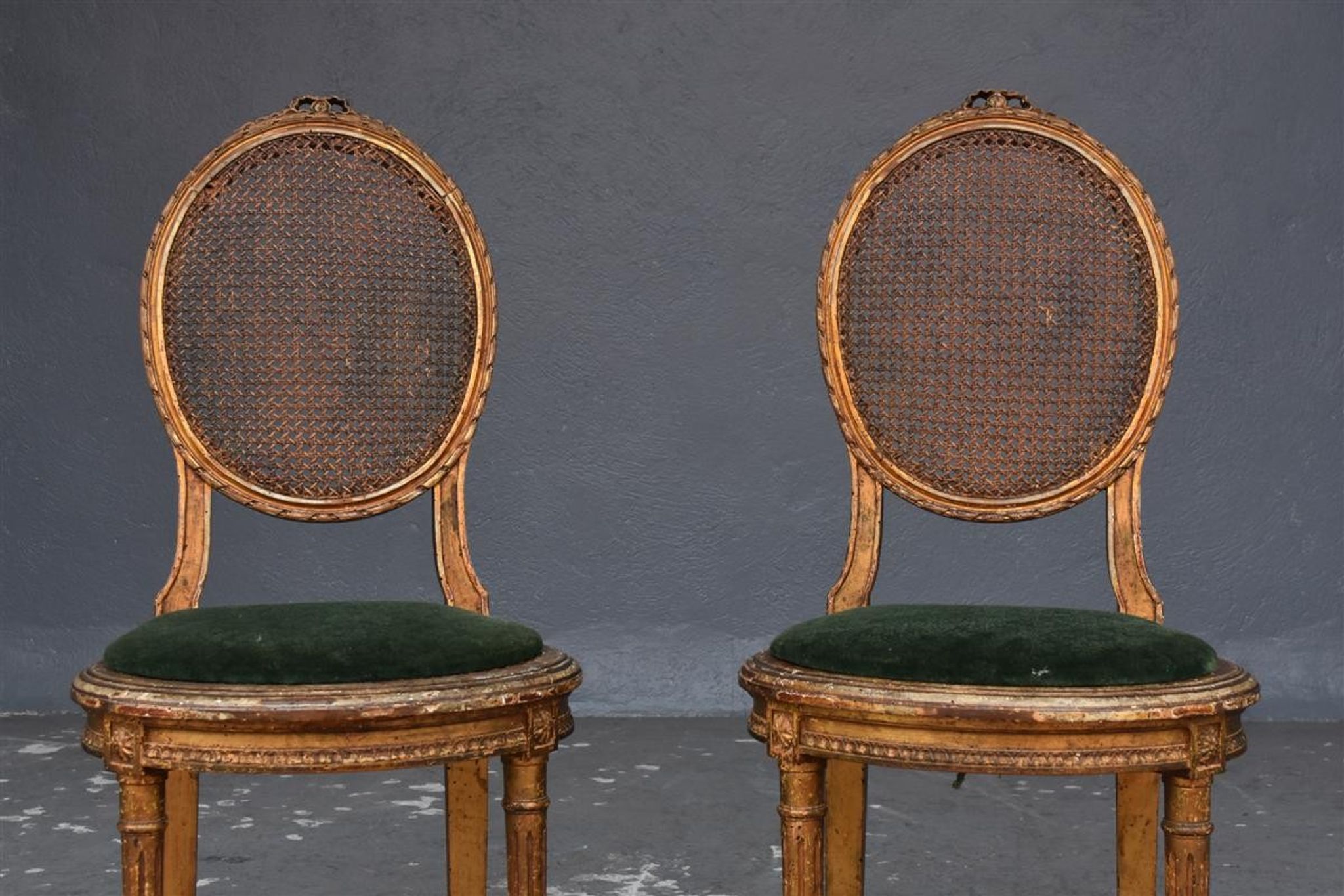 Paire de chaises de style Louis XVI