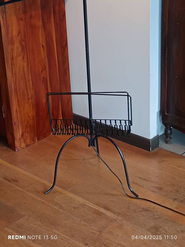 lampadaire en fer forgé vintage avec porte revues 1960